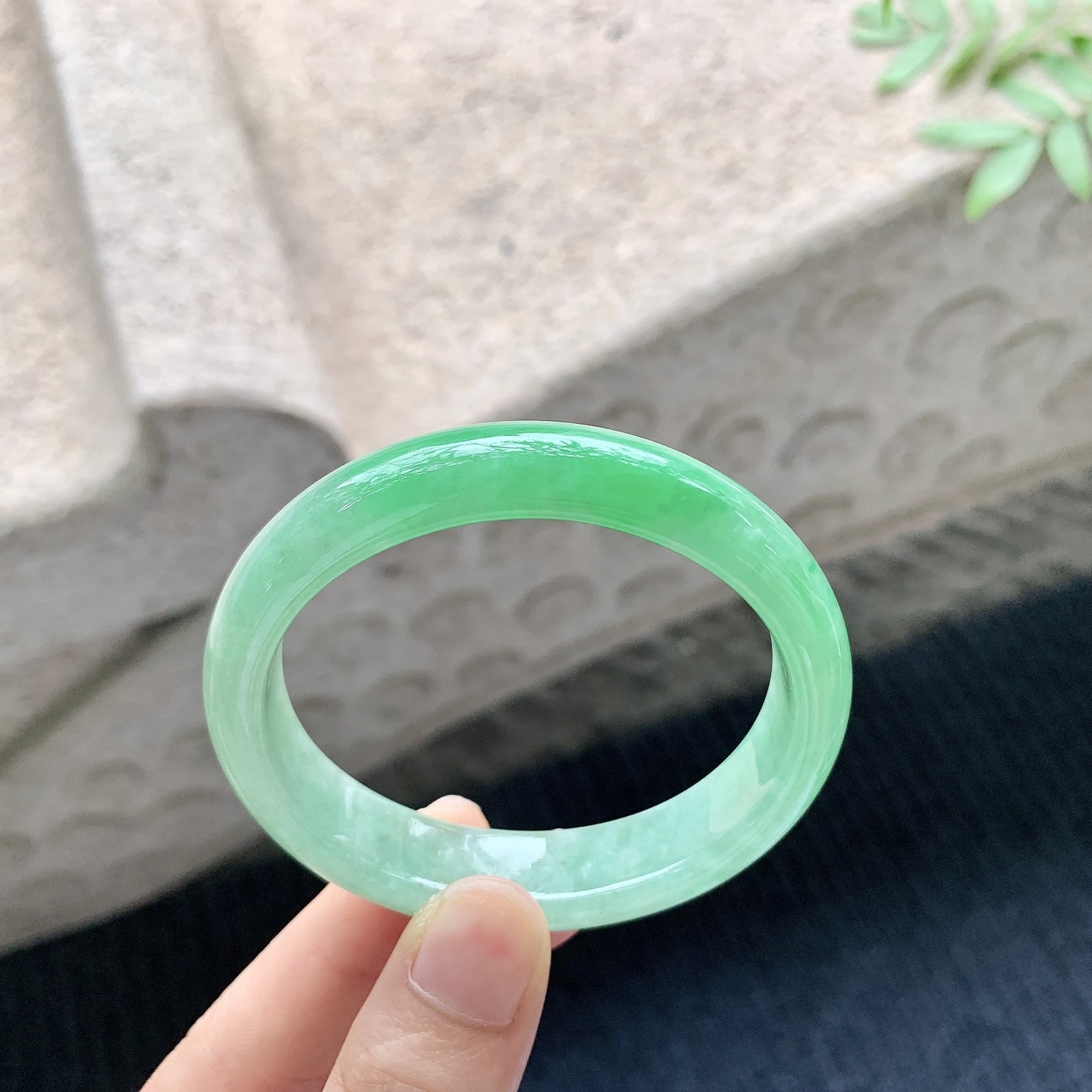 贵妃53 54 【圈口】54/47/13/7.2 【编码】A1041044 【描述】糯冰辣阳绿，水润，种老，细腻，打灯有棉线