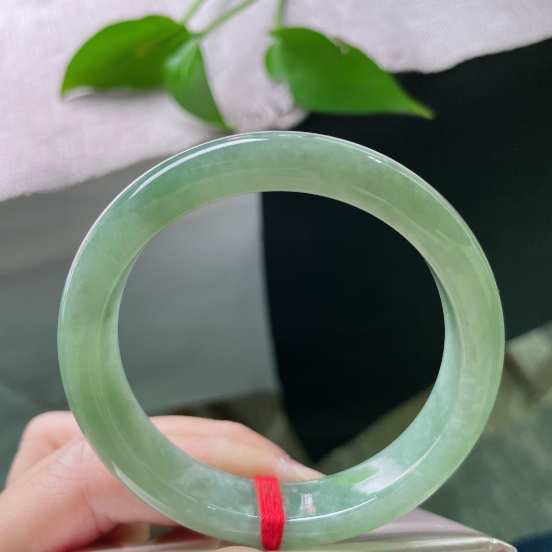 54.5/12.1/7.9，湖水绿正圈，水头好，种老，浅绿凝脂，越戴越润。。ss46669a