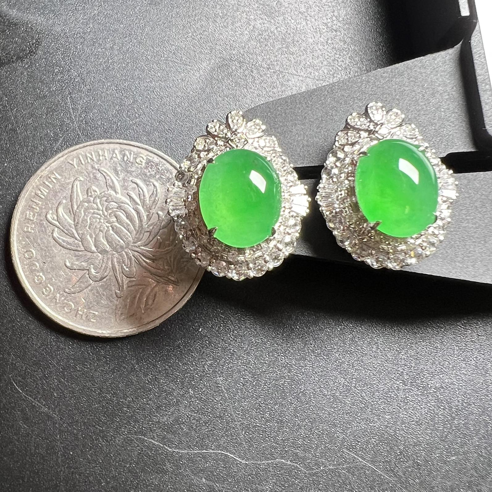 满绿蛋面耳钉整体尺寸17.7*15*10.5 裸石尺寸10*8.3*4.5