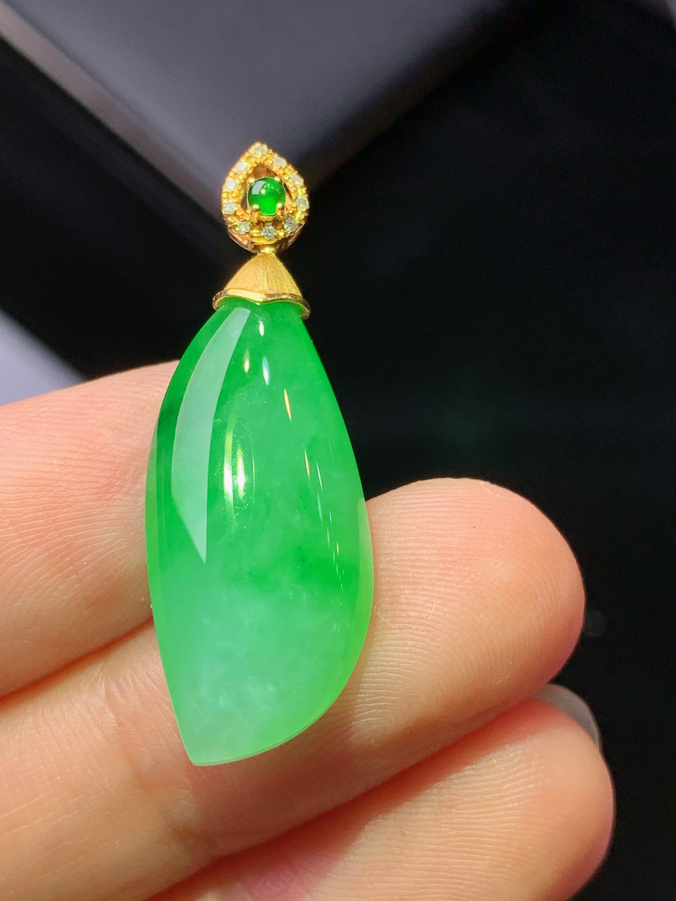 18k金钻镶嵌翠绿随形吊坠 玉质细腻 色泽艳丽清新 水润亮眼 整体尺寸31.8*11*5.6z1
