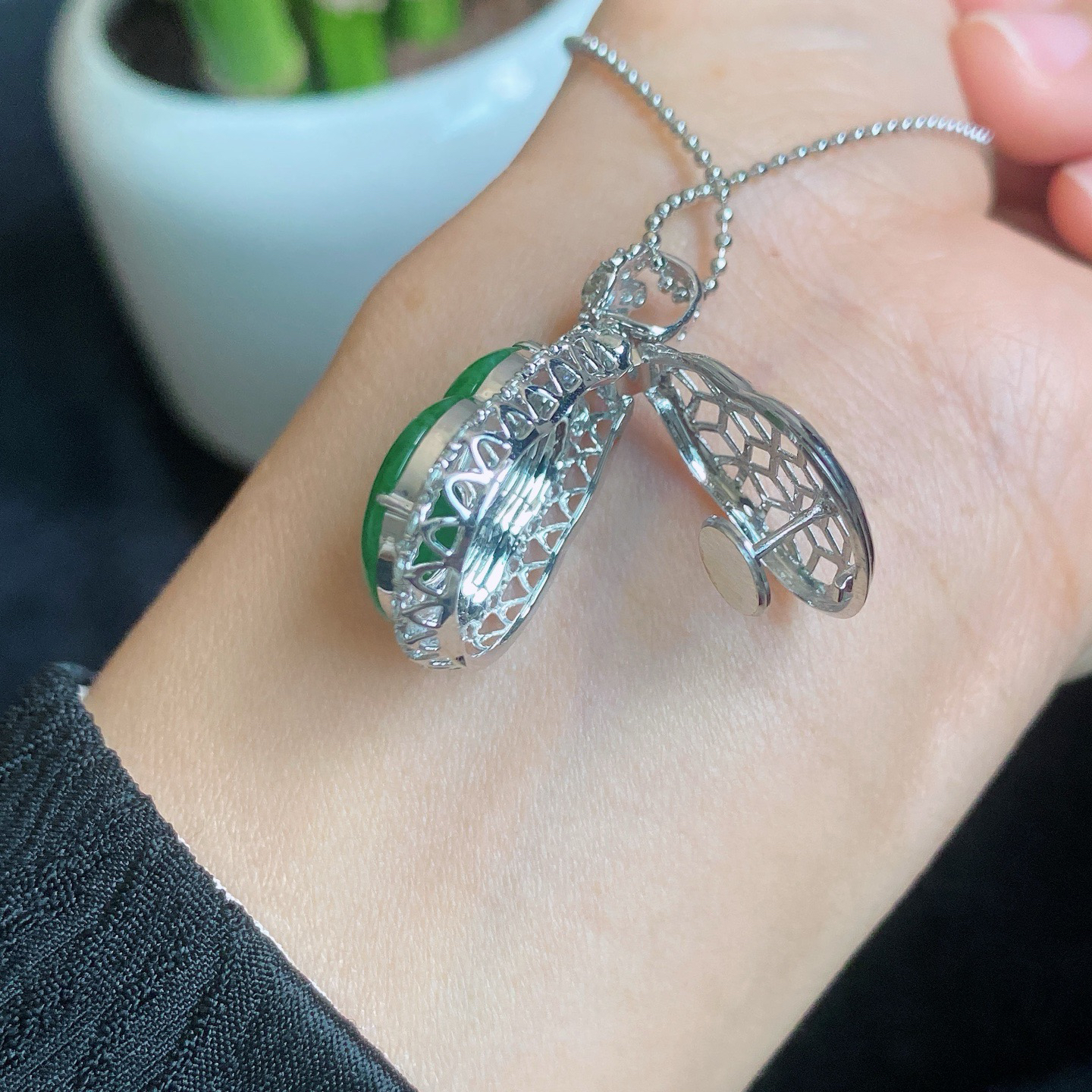 冰阳绿葫芦吊坠 
种好肉细，精致简约
饱满可爱，18k金镶嵌
尺寸如图一  实物更美～