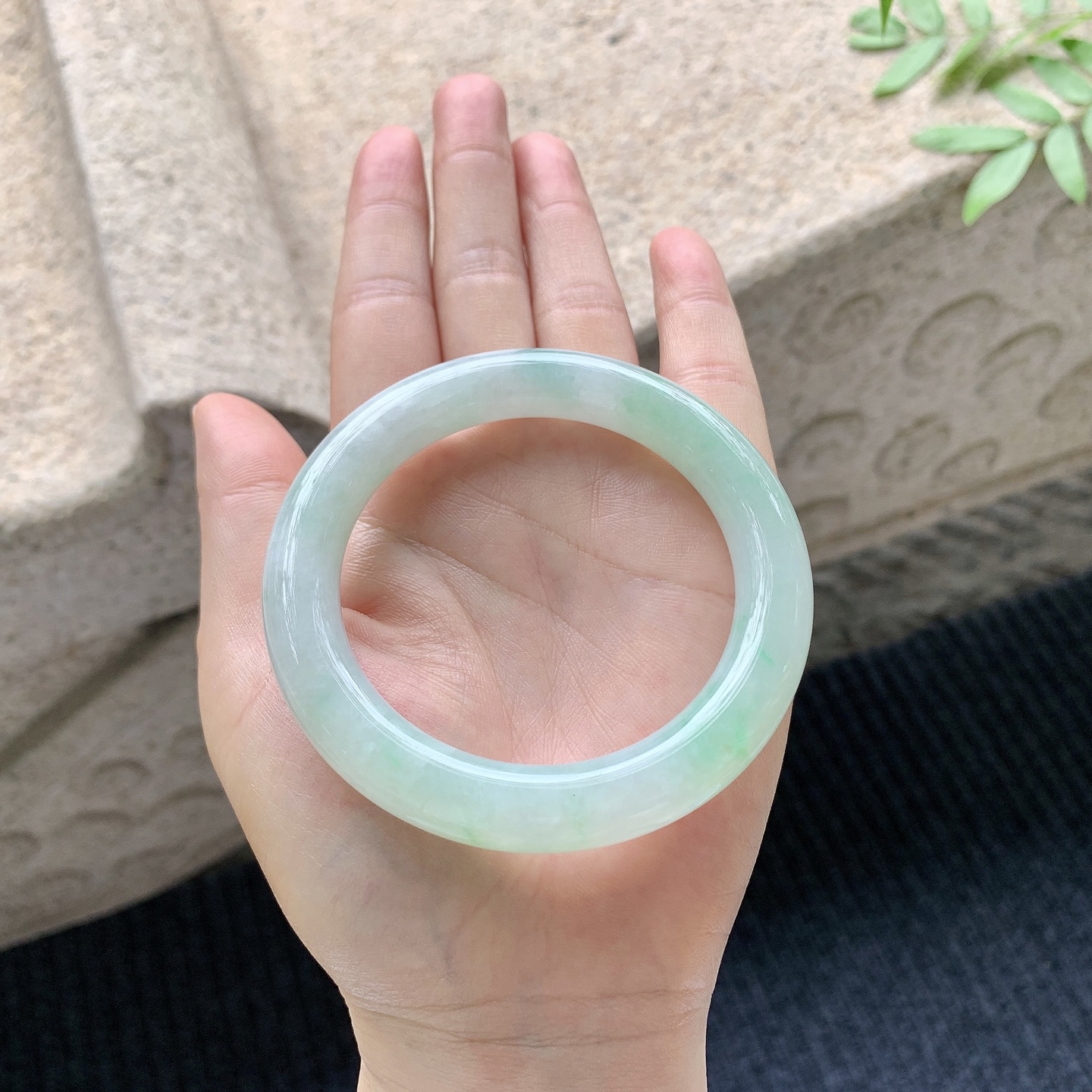 圆条54 55【圈口】55/10.7/10.6【编码】FL041049【描述】糯冰飘绿，水润，种老，细腻，打灯有棉线