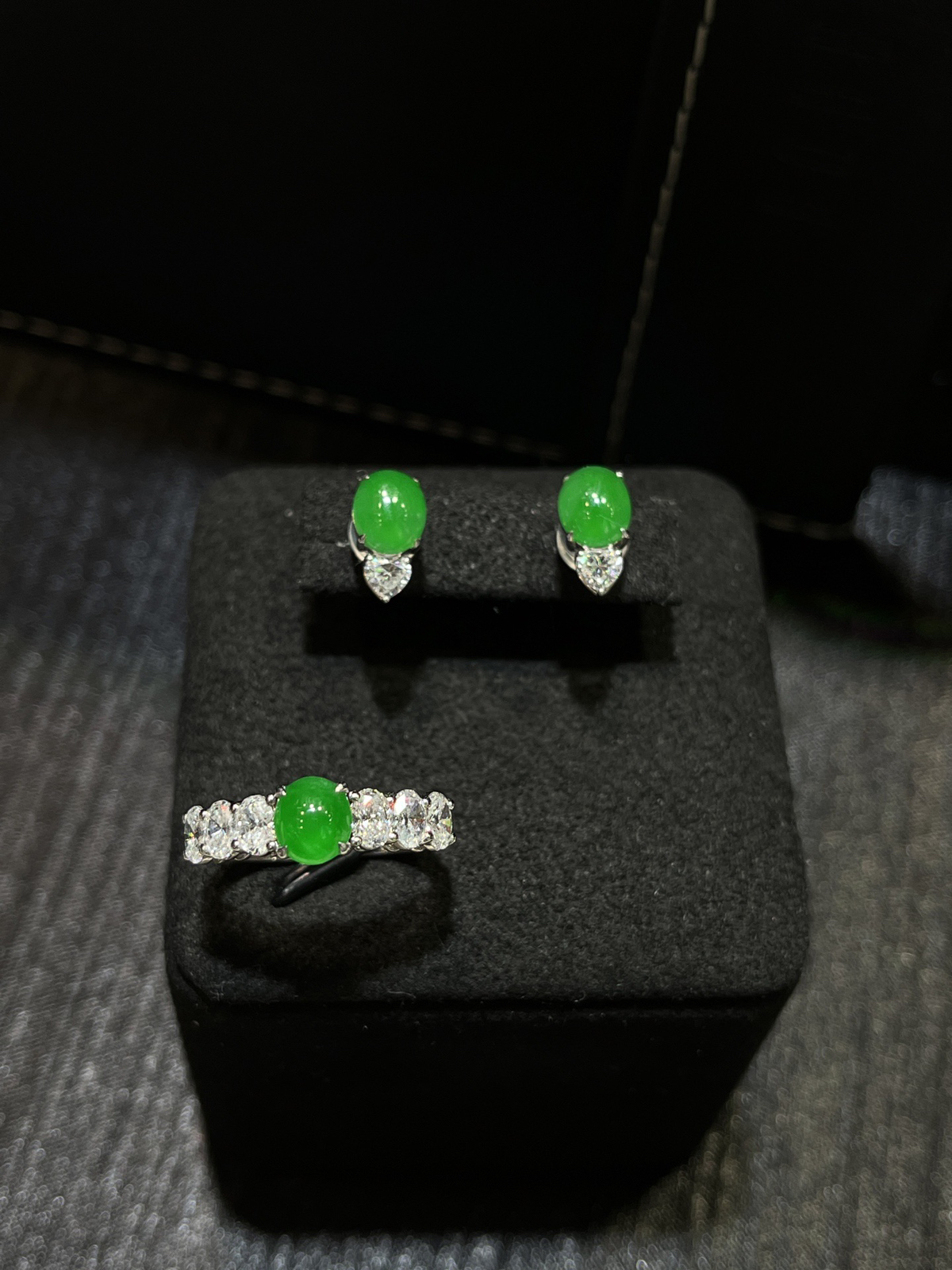 种好满色裸镶蛋面耳钉，戒指一套出
尺寸看图一
18k金镶嵌