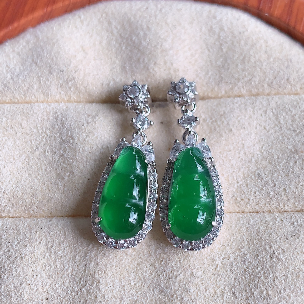 冰满绿翡翠925银镶嵌福豆耳钉，自然光实拍，翠色灵动，颜色漂亮，种老水足，品相佳，佩戴佳品！W481