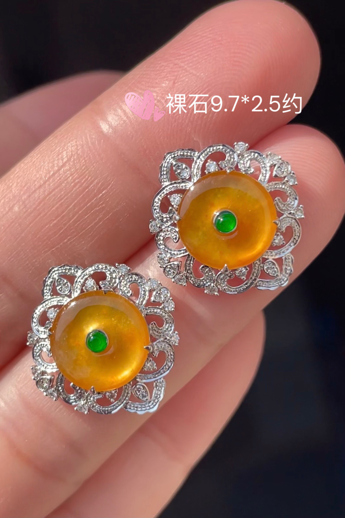 ️【冰黄翡耳钉】
通透水润，玉质细腻，翠色鲜艳，18k金奢华钻石镶嵌️.