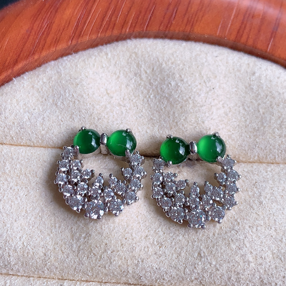 冰满绿翡翠925银镶嵌耳钉，自然光实拍，翠色灵动，颜色漂亮，种老水足，品相佳，佩戴佳品！W502.8  取一整体尺寸：13.5-12.5-3.2mm  裸石尺寸：4mm