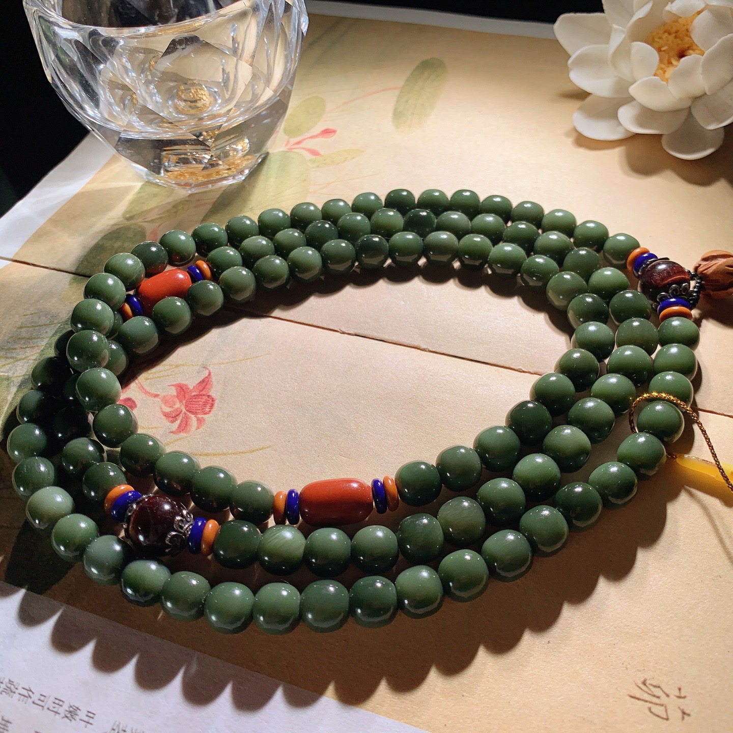 新疆和田玉沙枣青108老型珠项链 单颗尺寸8/8重96克 玉质细腻油润 底色纯净 脂粉好，品质好。lt260407