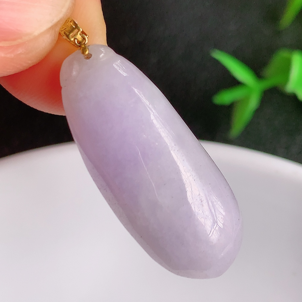 18k金扣冰润紫罗兰福瓜翡翠吊坠，呱呱来财，福气满满的美好寓意，清新自然  沁人心脾，造型独特，清秀高雅  W49.8  尺寸：29.3-12.3-5.6mm