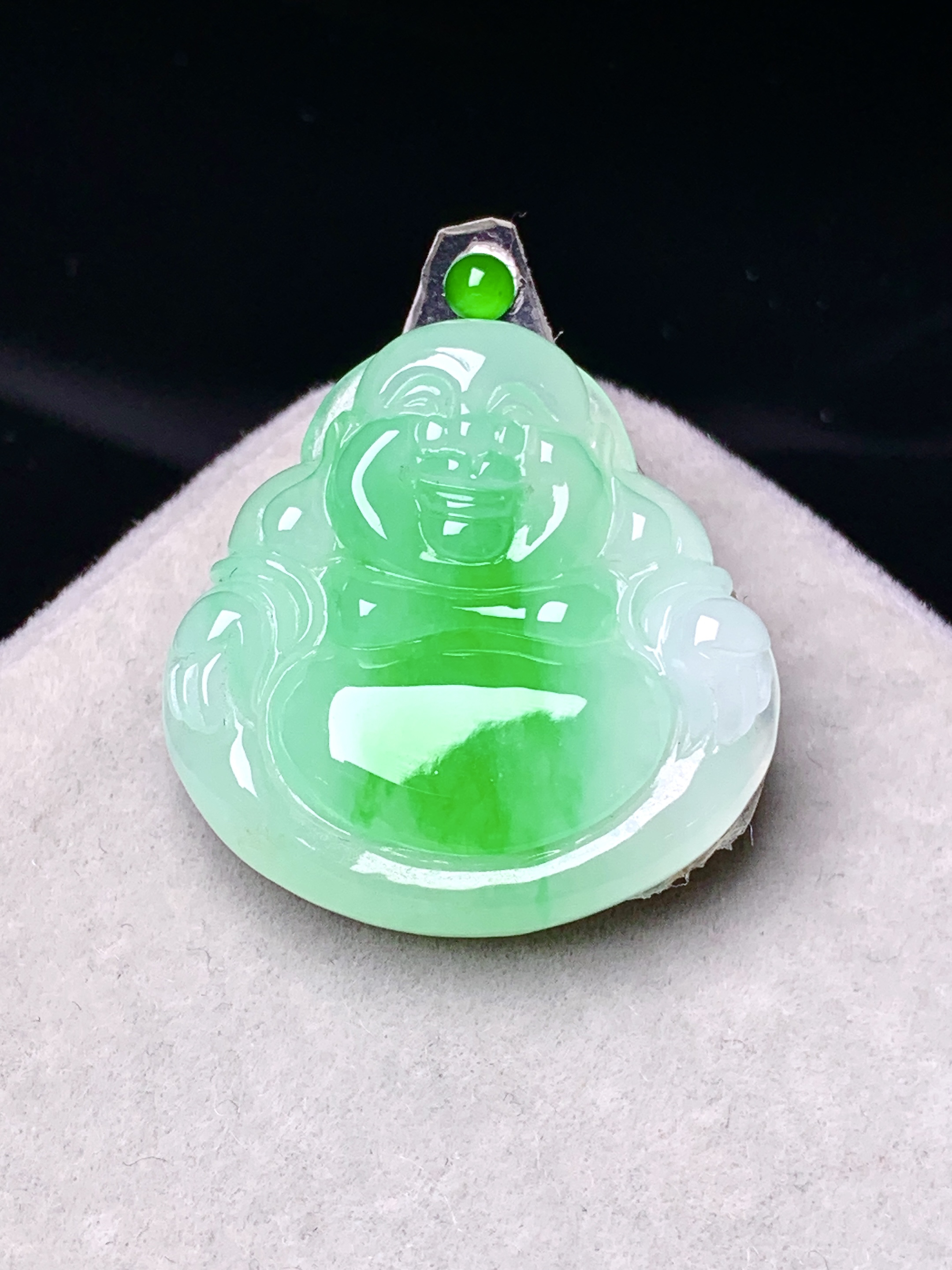 镶嵌款 飘绿佛公吊坠 玉质细腻 色泽艳丽清新 水润亮眼 整体尺寸24.5*24*6.5*2x