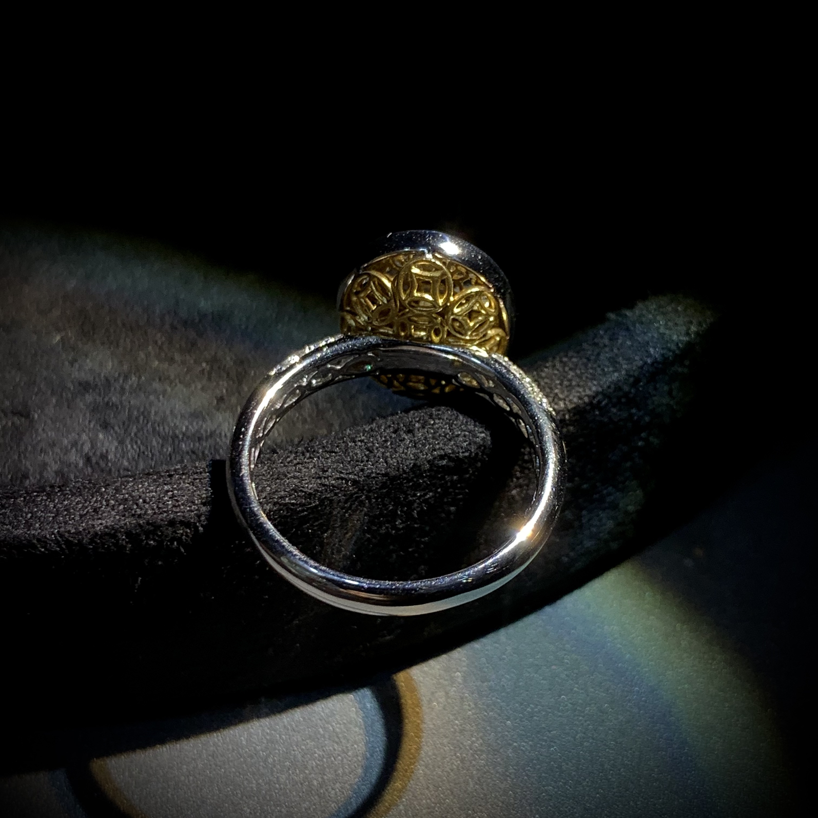 元宝风格设计，绿戒指，
裸石约8.8-6.6-2.2mm，
13#，4.95g，18K金，南非钻，