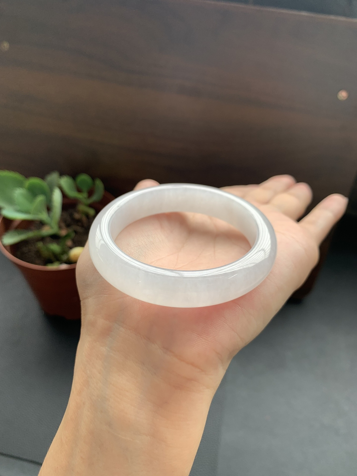 冰种细腻白月光手镯，圈口51-12.1-8.1，胶感十足，透手感极强，种水货，经典白月光干净清爽冰透