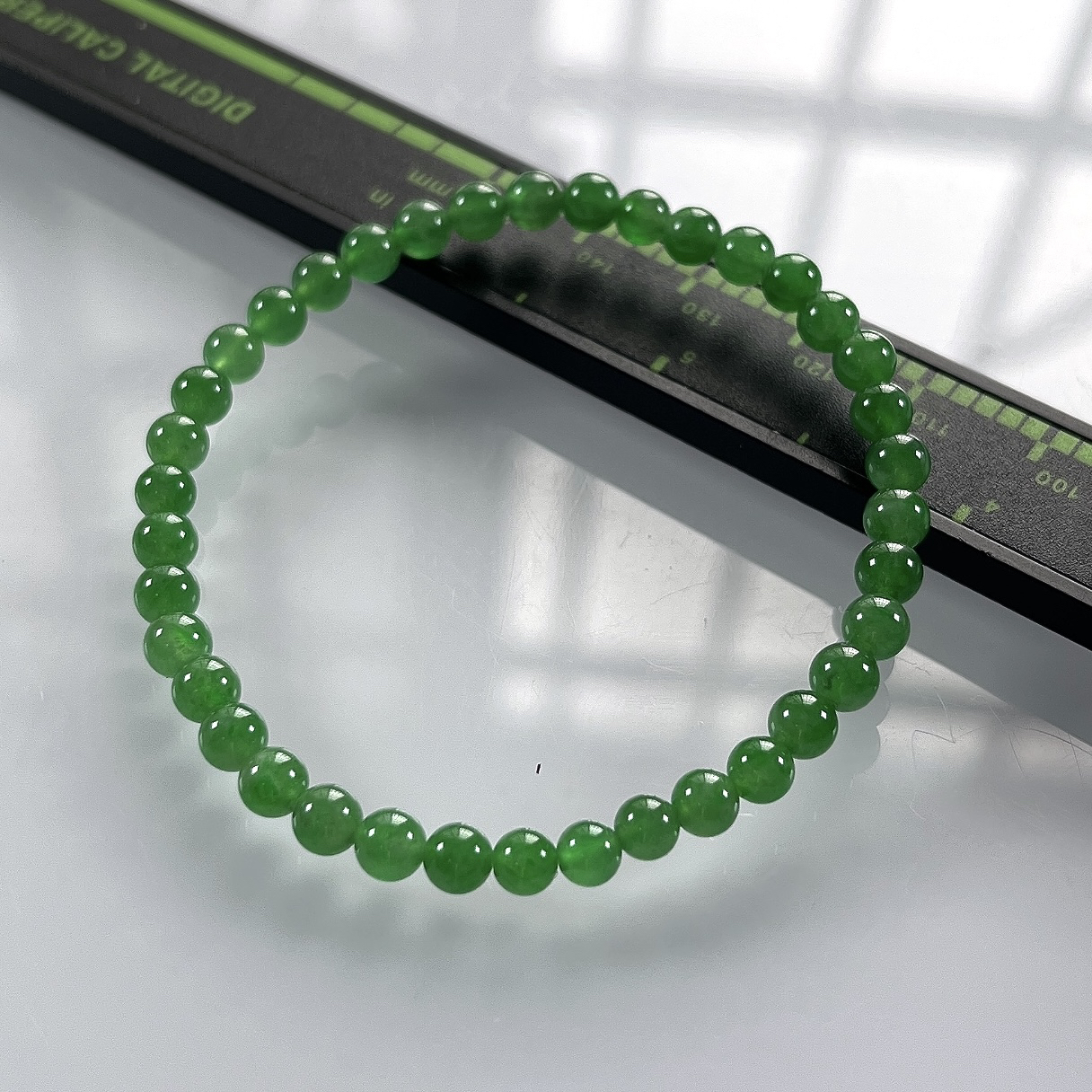 收藏级别，缅甸天然翡翠A货，卡4.6冰种起胶满绿阳绿小米珠小圆珠手串手链，尺寸：4.6mm/38颗，长度170mm，重量：6.06g
