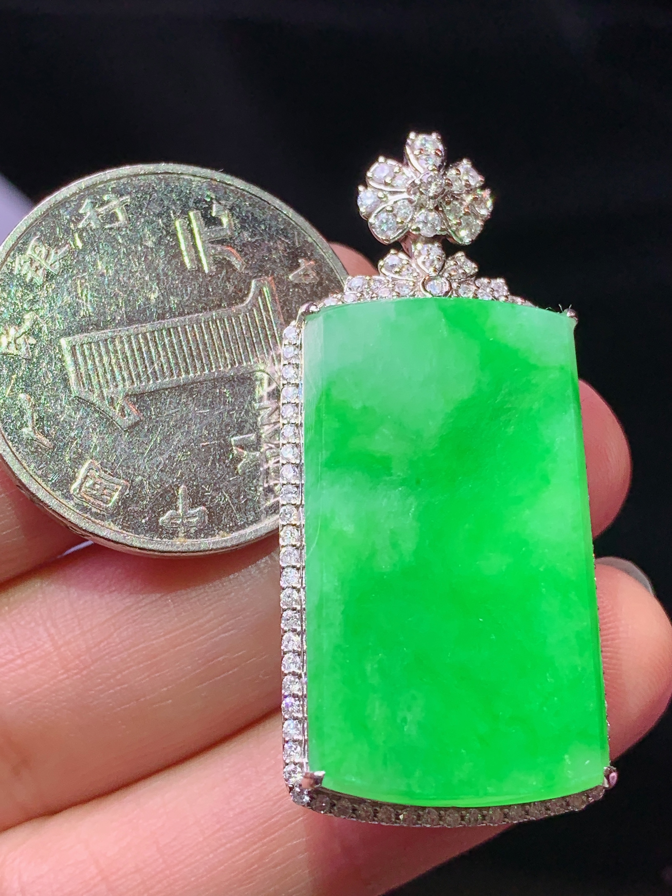 18k金钻镶嵌翠绿无事牌吊坠 玉质细腻 色泽艳丽清新 水润亮眼 整体尺寸42.3*19*8j2