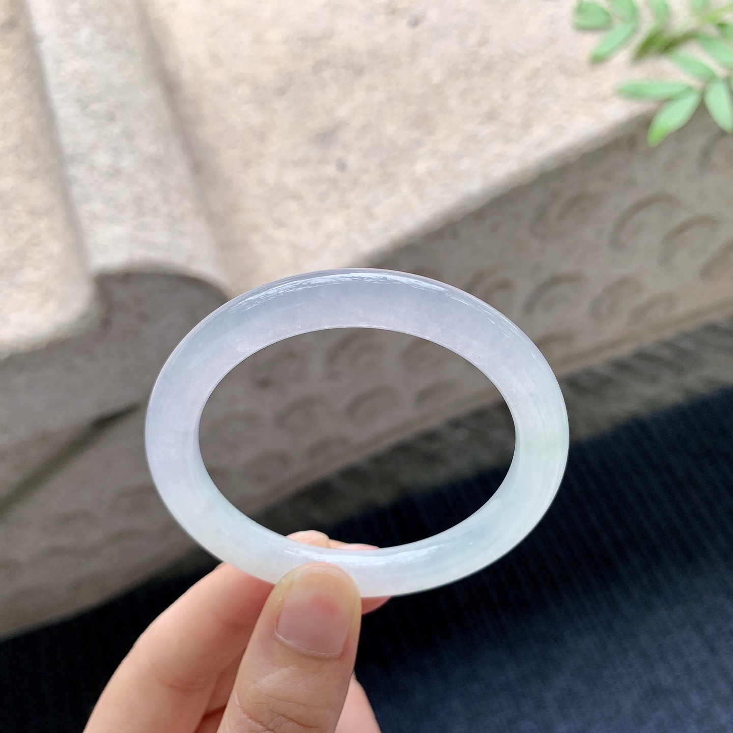 圆条49 50【圈口】50/7/7.8【编码】GL041048【描述】糯冰淡粉紫，水润，种老，细腻，打灯有棉线