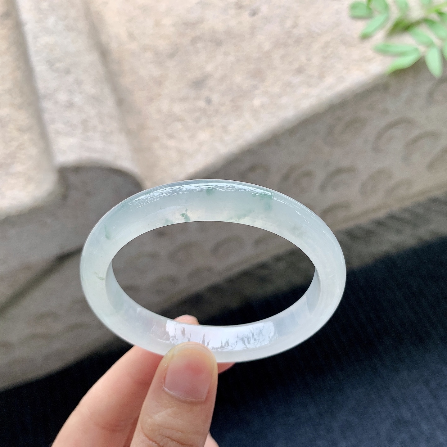 贵妃51 52 【圈口】52.3/45/10/7 【编码】DZ041021 【描述】糯冰飘花，水润，种老，细腻，无纹裂