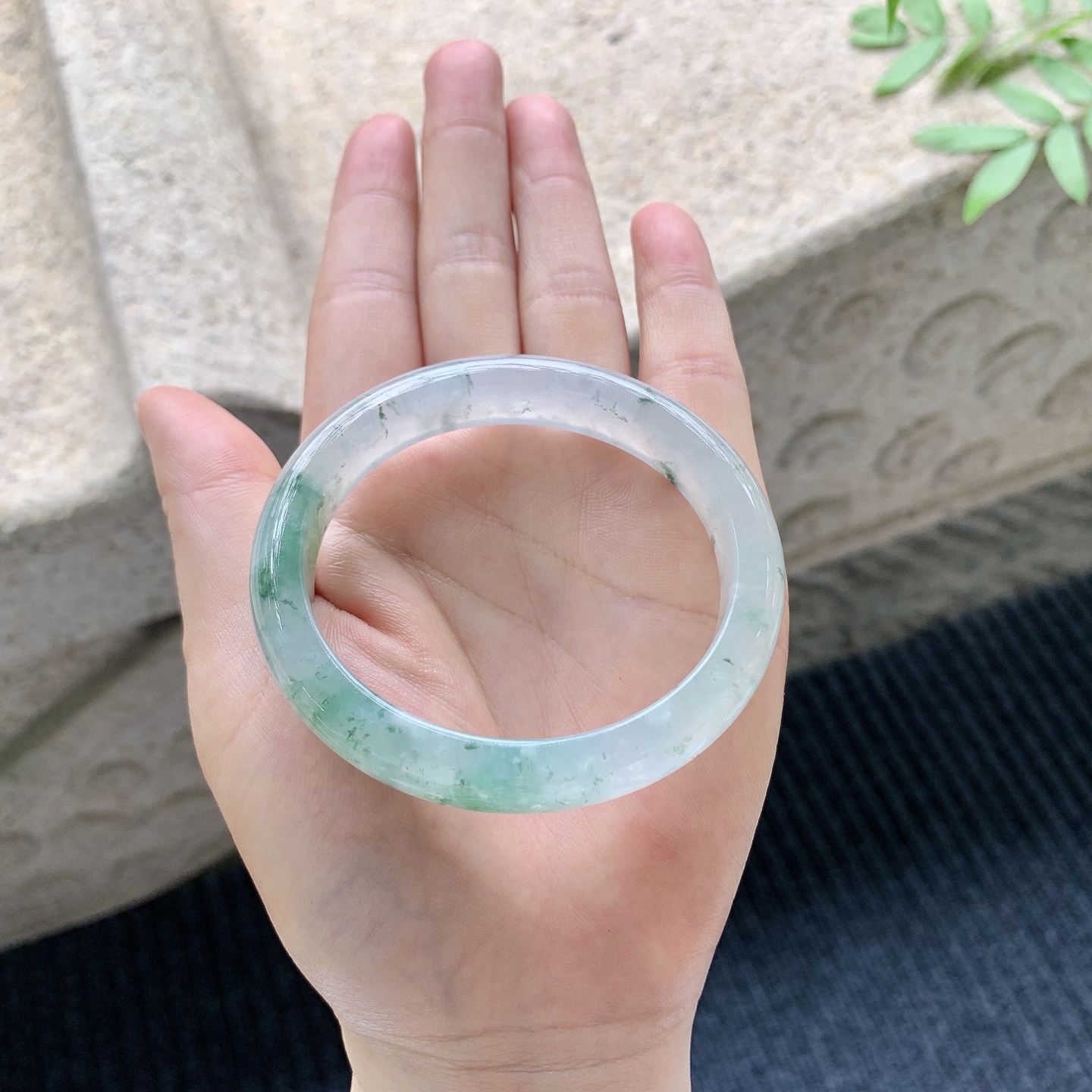 贵妃54 55【圈口】55/49.3/11.3/7.6【编码】A4041014【描述】冰飘花，清透，水润，种老，细腻，无纹裂