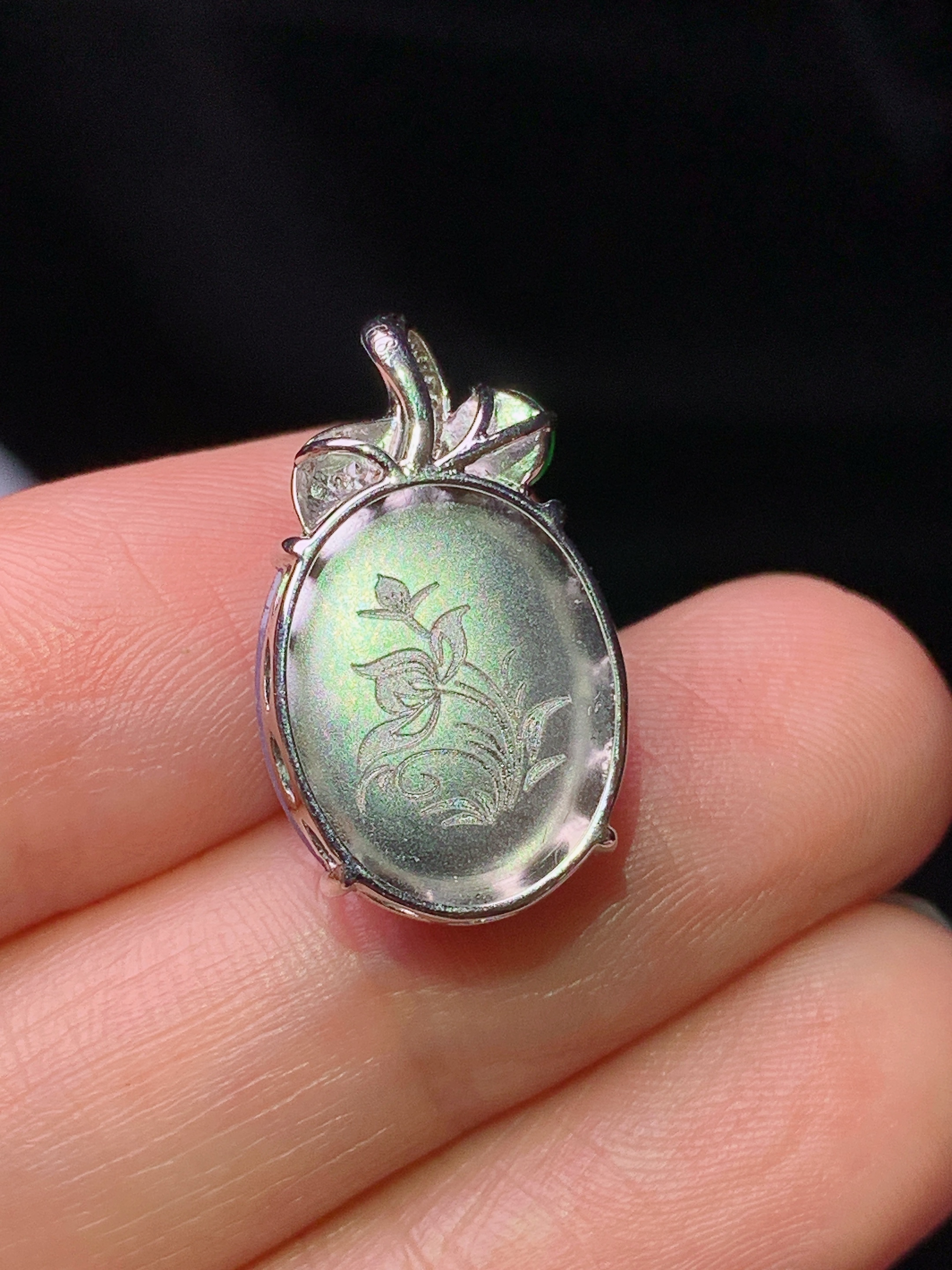 18k金钻镶嵌紫罗兰吊坠 玉质细腻 色泽艳丽清新 水润亮眼 整体尺寸20.6*12.3*8