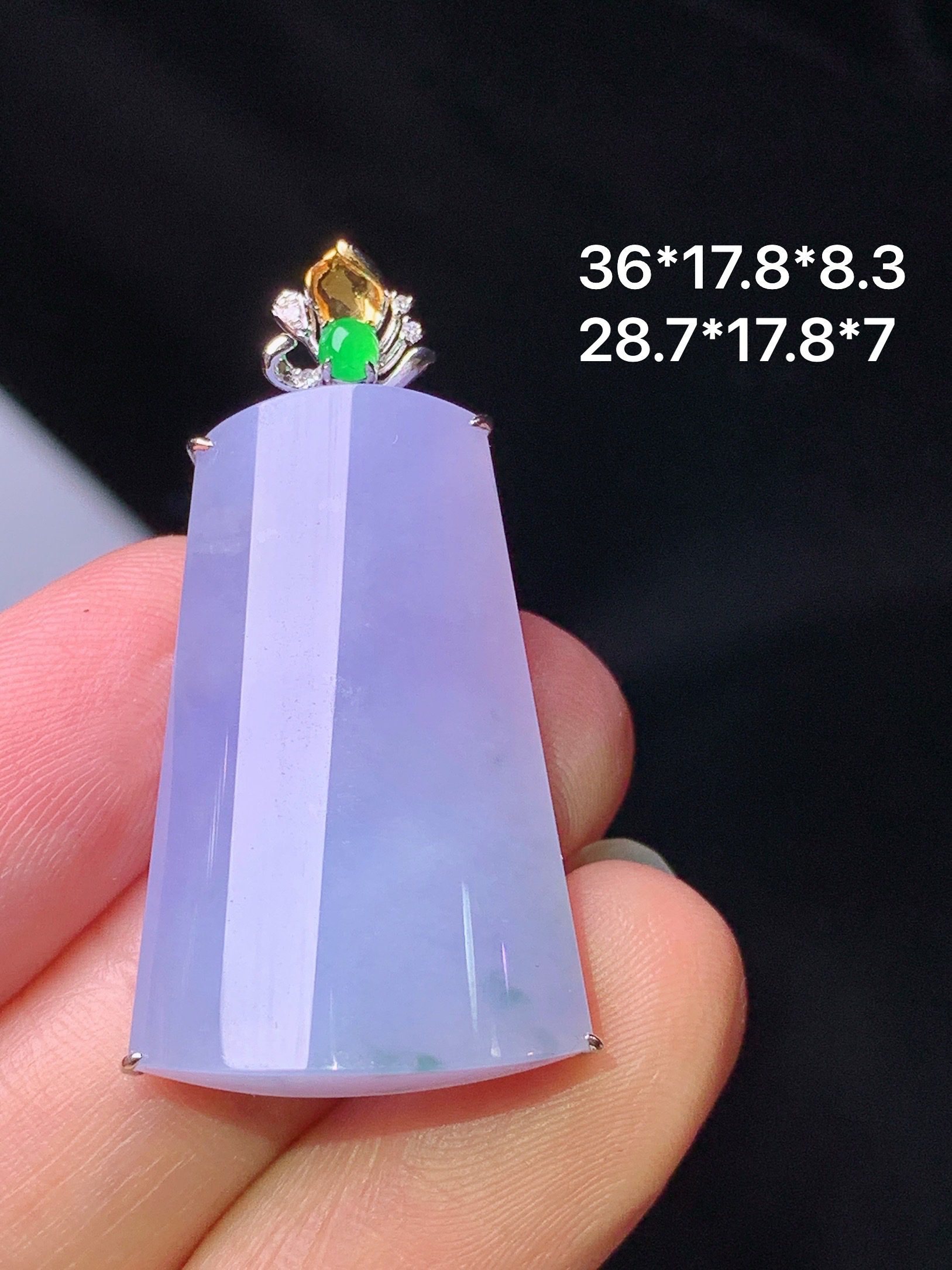 18k金钻镶嵌紫罗兰玉柱吊坠 玉质细腻 色泽艳丽清新 水润亮眼 整体尺寸36*17.8*8.3x5