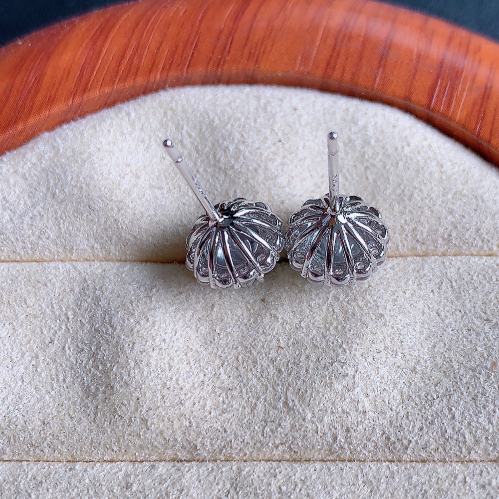 冰晴水翡翠925银镶嵌耳钉，自然光实拍，翠色灵动，颜色漂亮，种老水足，品相佳，佩戴佳品！W481.8  取一整体尺寸：9-7.6mm  裸石尺寸：6mm