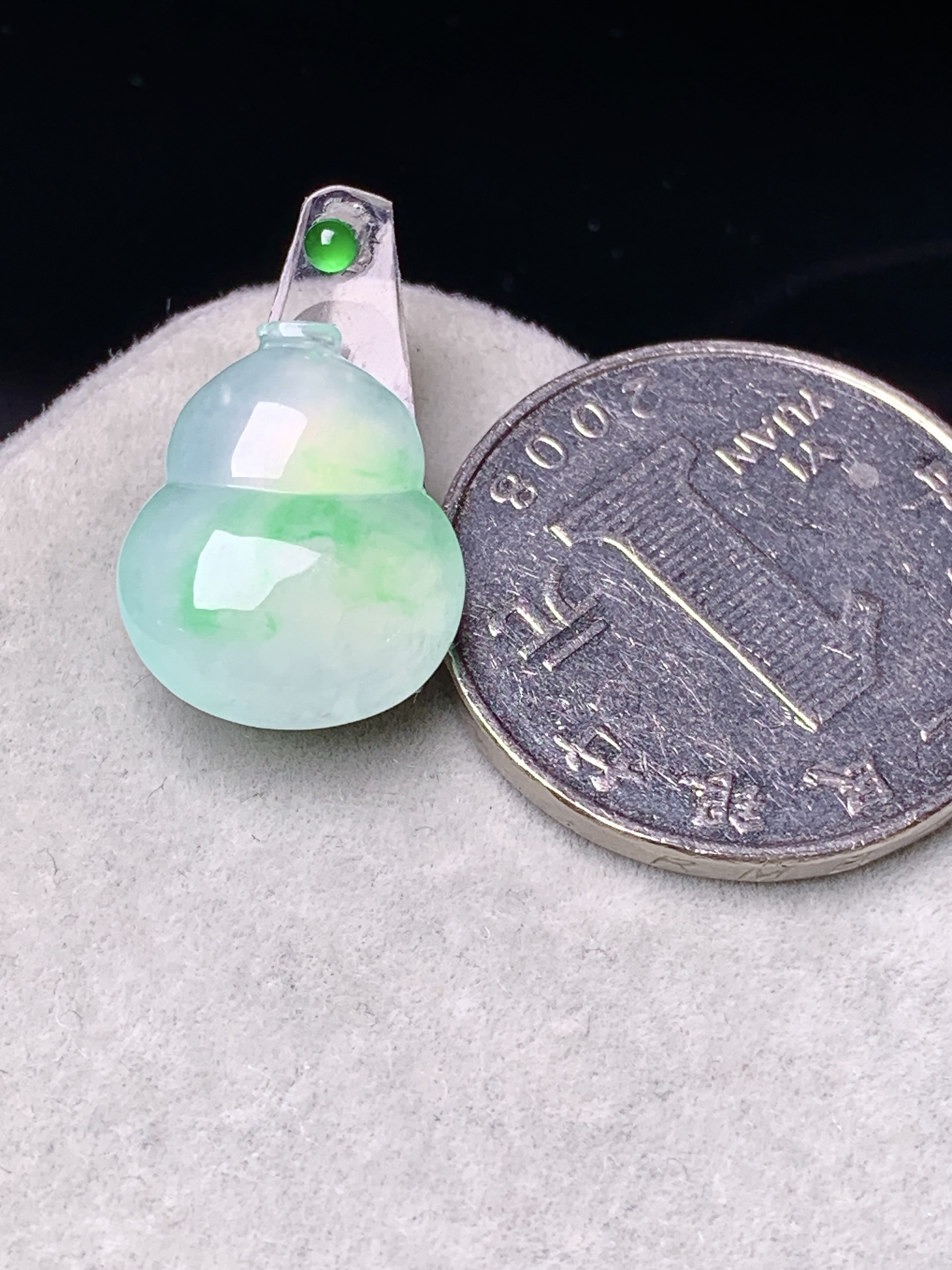 镶嵌款 冰种飘绿葫芦吊坠 玉质细腻 色泽艳丽清新 水润亮眼 整体尺寸16.5*13.3*4.8*2x