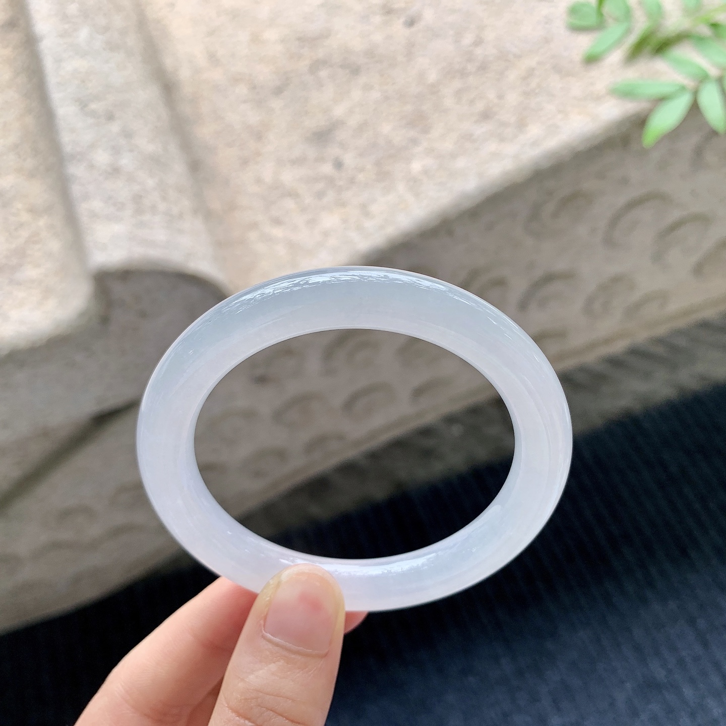 圆条52 53【圈口】53.5/9/9【编码】A9041011【描述】糯冰底色，水润，种老，细腻，无纹裂