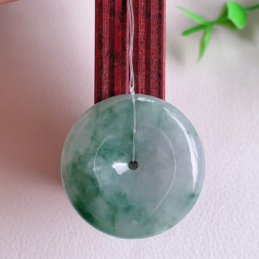 冰润飘花平安扣吊坠，厚装饱满，冰润剔透，细腻水足，种质润泽，飘花灵动，佩戴优雅大气，W49.8   尺寸：28-5.7mm