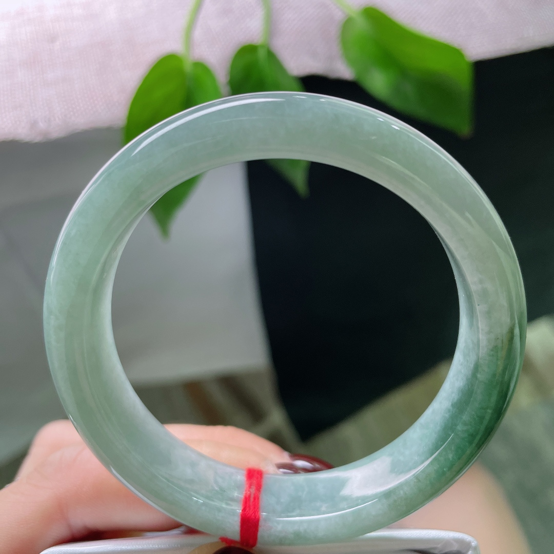 56.8/12.7/8.3，油青正圈，颜色由浅入深，过渡自然光，佩戴典雅