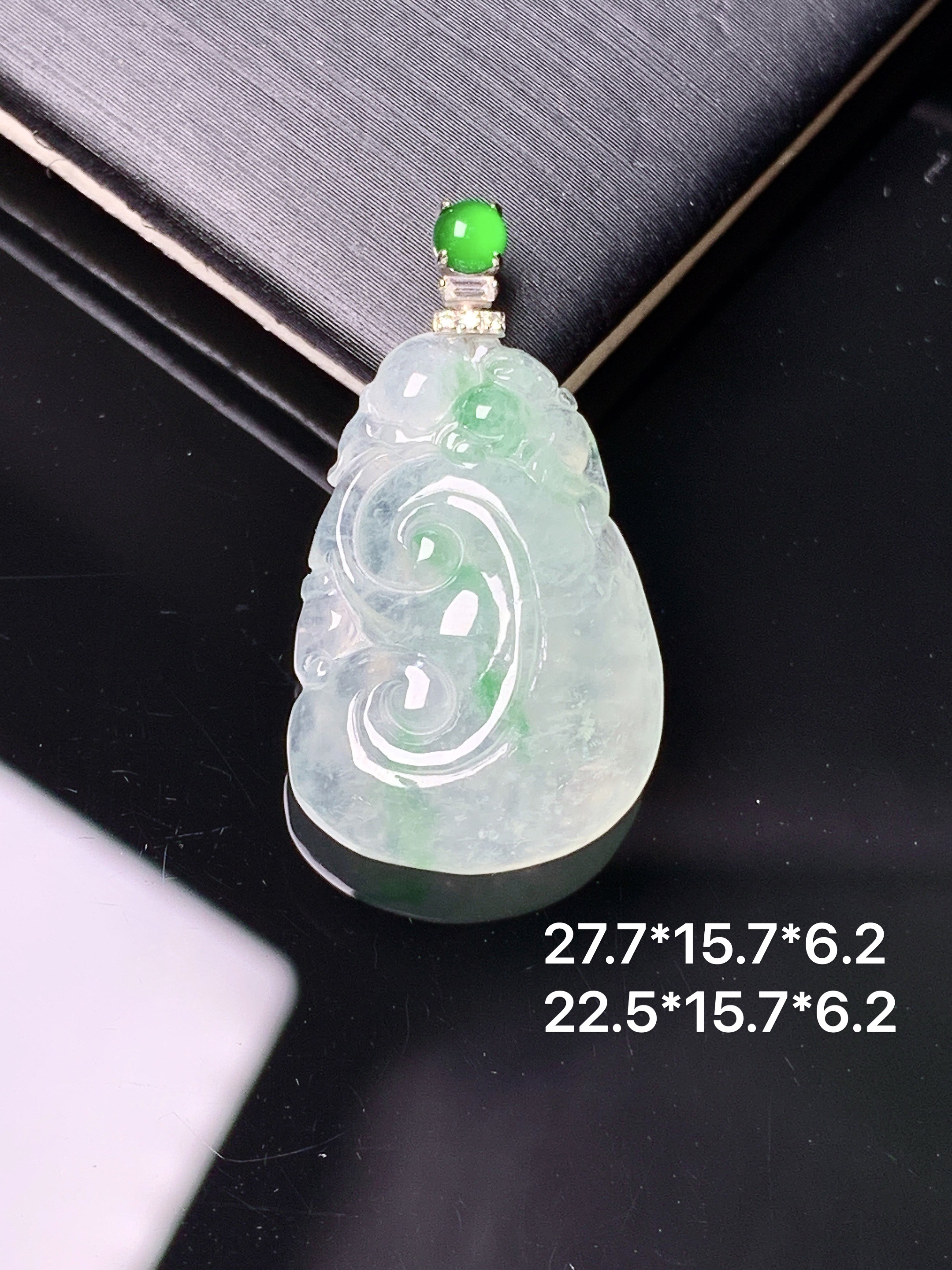 18k金钻镶嵌冰种飘绿如意吊坠 玉质细腻 色泽艳丽清新 水润亮眼 整体尺寸27.7*15.7*6.2e1