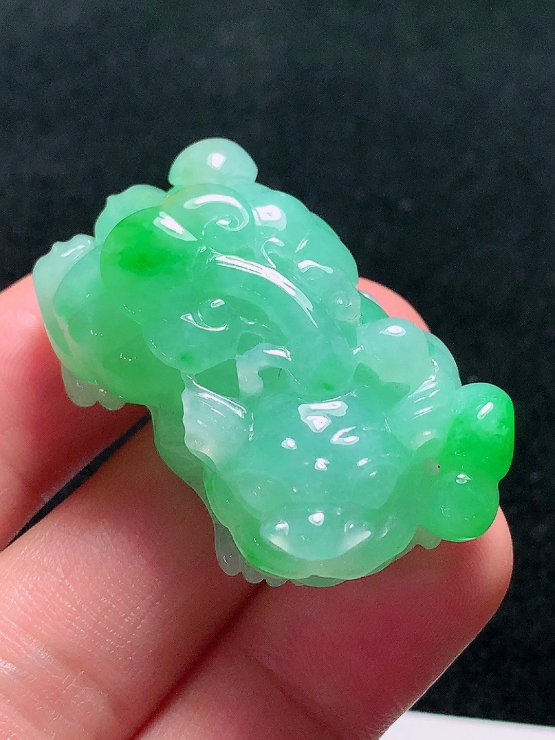 ️冰种底色飘绿貔貅，种老水头好，清爽漂亮，饱满，尺寸：38.3/24.8/14mm.