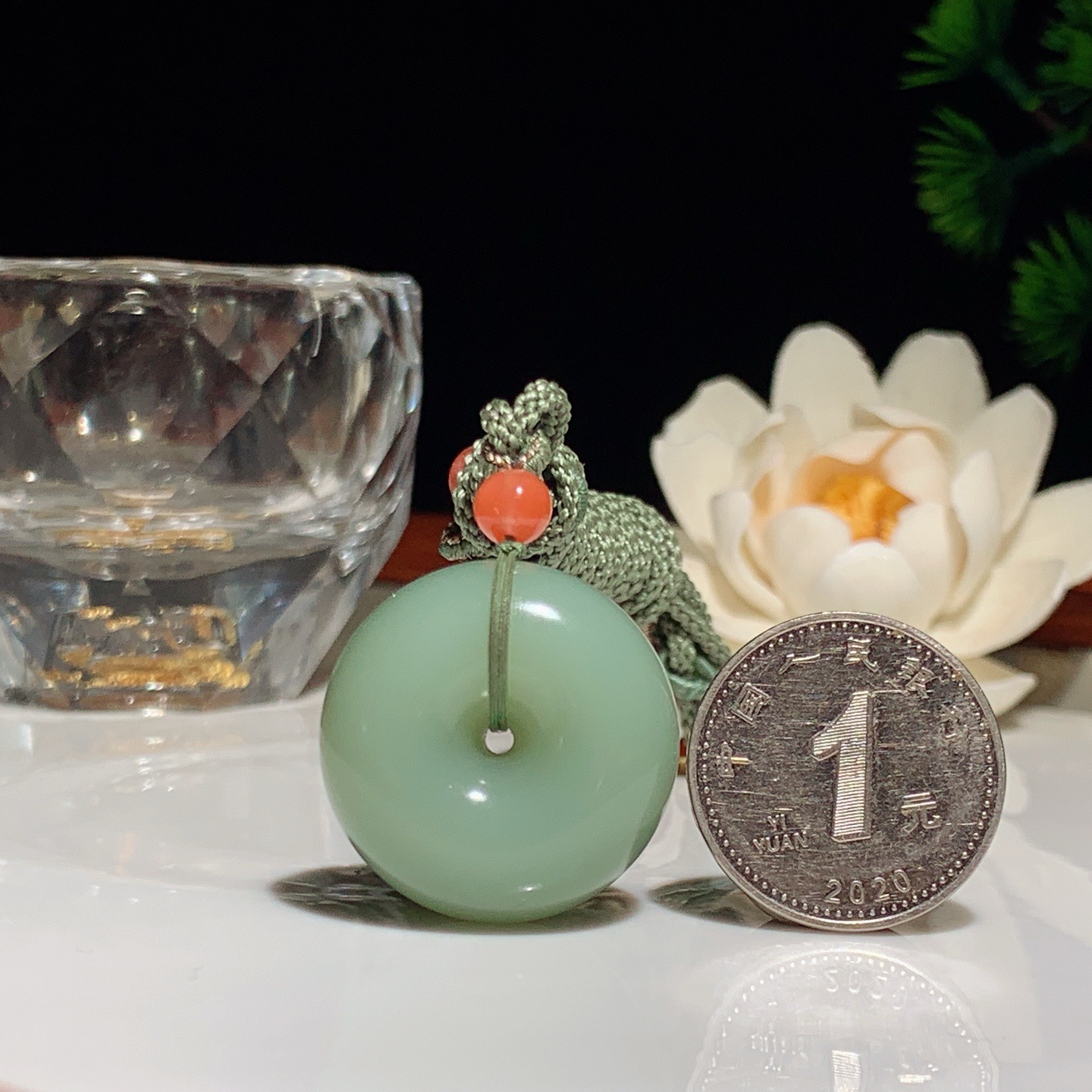 和田玉粉青俄罗斯碧玉平安扣挂件。尺寸25/12重17克 玉质细腻油润 底色纯净 脂粉好，品质好。lt260407