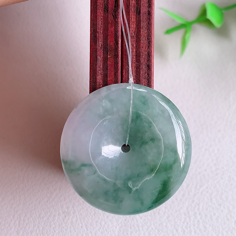 冰润飘花平安扣吊坠，厚装饱满，冰润剔透，细腻水足，种质润泽，飘花灵动，佩戴优雅大气，W49.8   尺寸：28-5.7mm