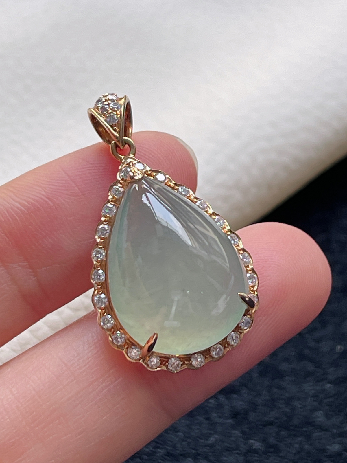 18k金翡翠冰糯种淡绿色水滴型挂件