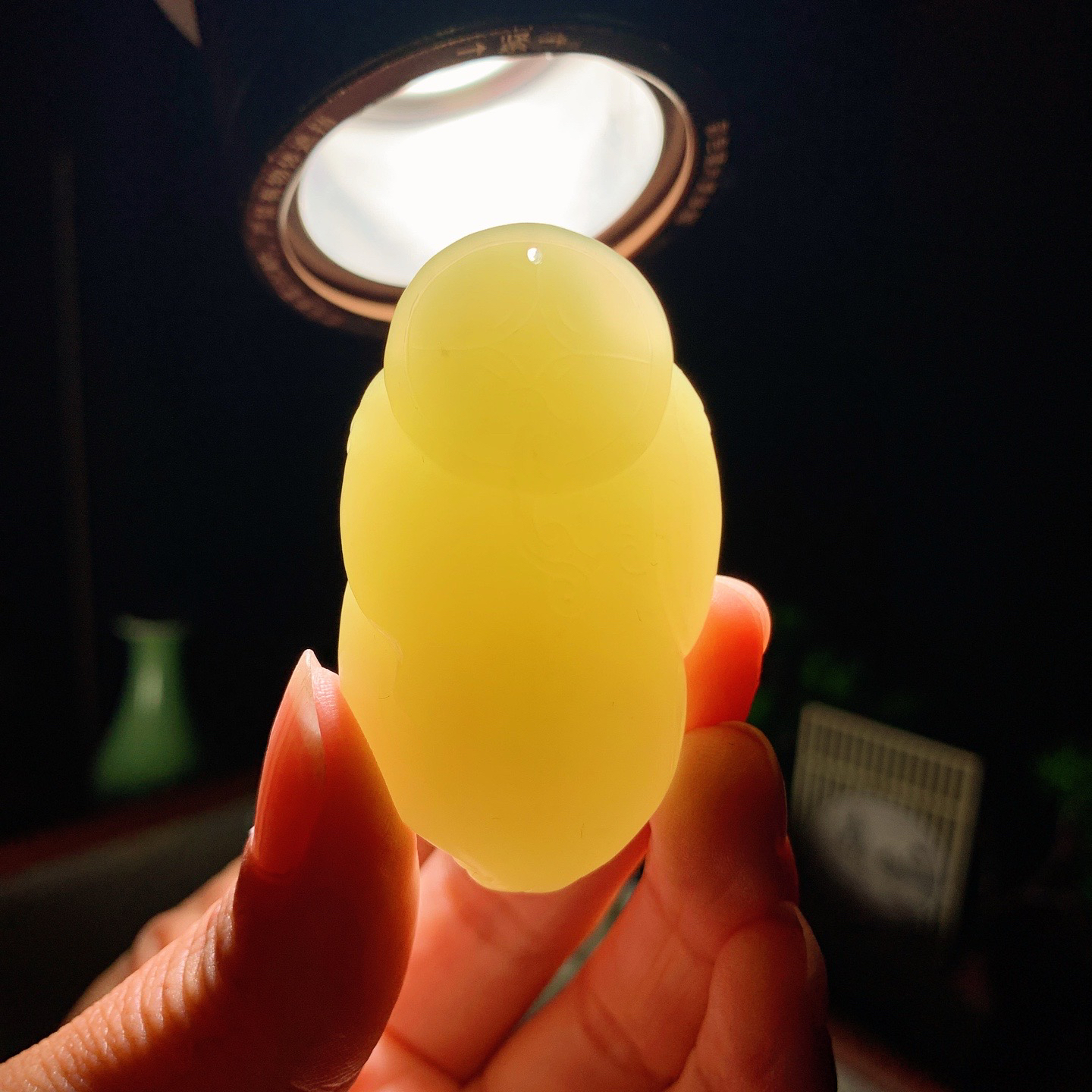 新疆若羌黄口料佛引福来挂件。尺寸52/30/19重40克 玉质细腻油润 底色纯净 脂粉好，品质好。lt260407