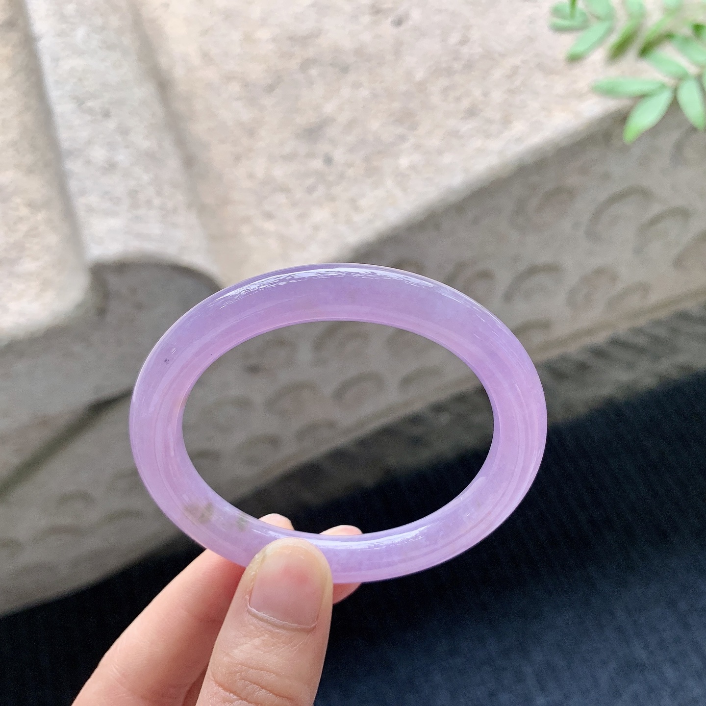 贵妃51 52 【圈口】52.7/47/8.6/8.7 【编码】T3041047 【描述】冰糯艳紫，水润，种老，细腻，无纹裂