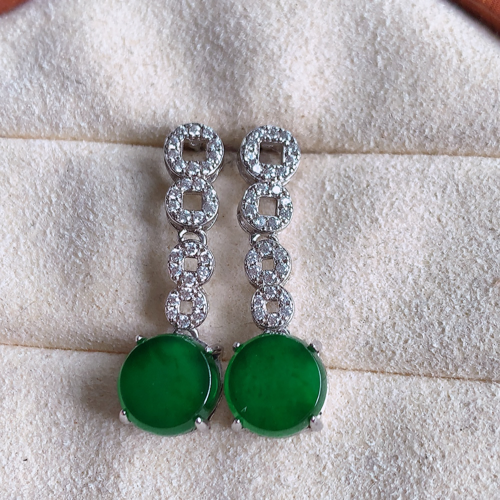 冰满绿翡翠925银镶嵌耳钉，自然光实拍，翠色灵动，颜色漂亮，种老水足，品相佳，佩戴佳品！W481.8  取一整体尺寸：25.8-8-4.3mm  裸石尺寸：8mm