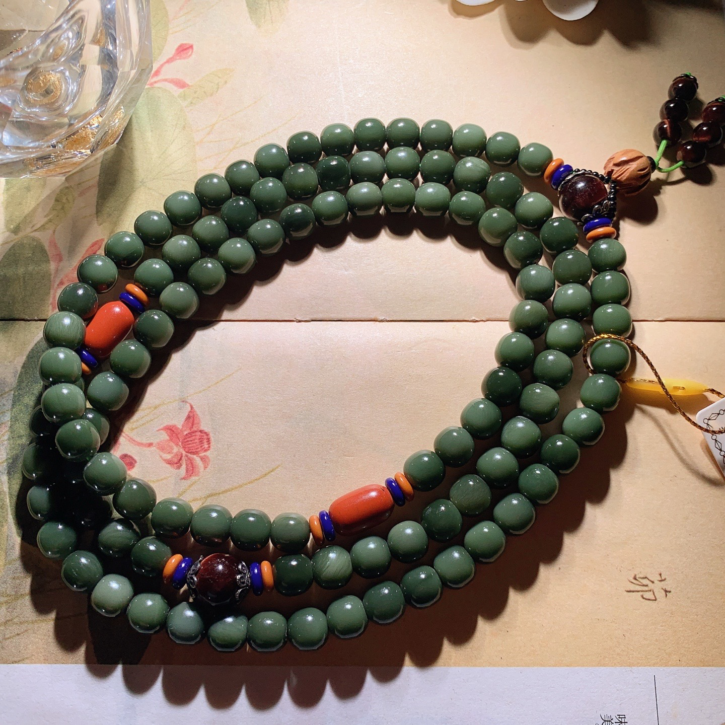 新疆和田玉沙枣青108老型珠项链 单颗尺寸8/8重96克 玉质细腻油润 底色纯净 脂粉好，品质好。lt260407