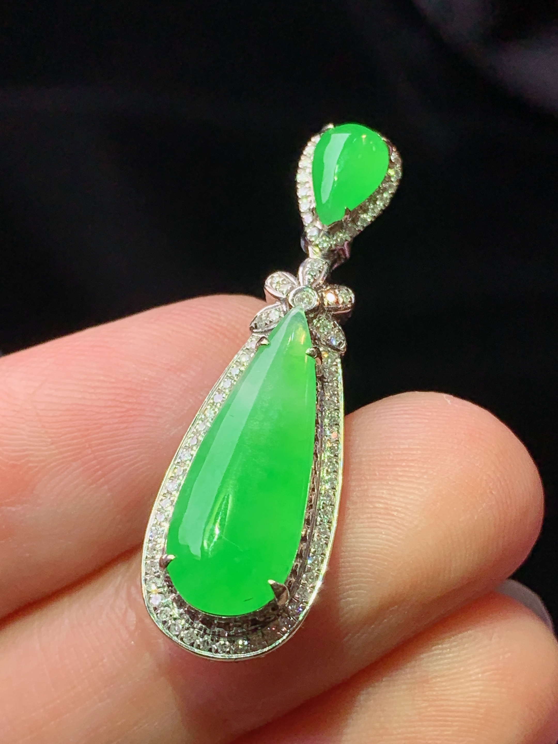18k金钻镶嵌翠绿水滴吊坠 玉质细腻 色泽艳丽清新 水润亮眼 整体尺寸33.6*10.5*5.8j2