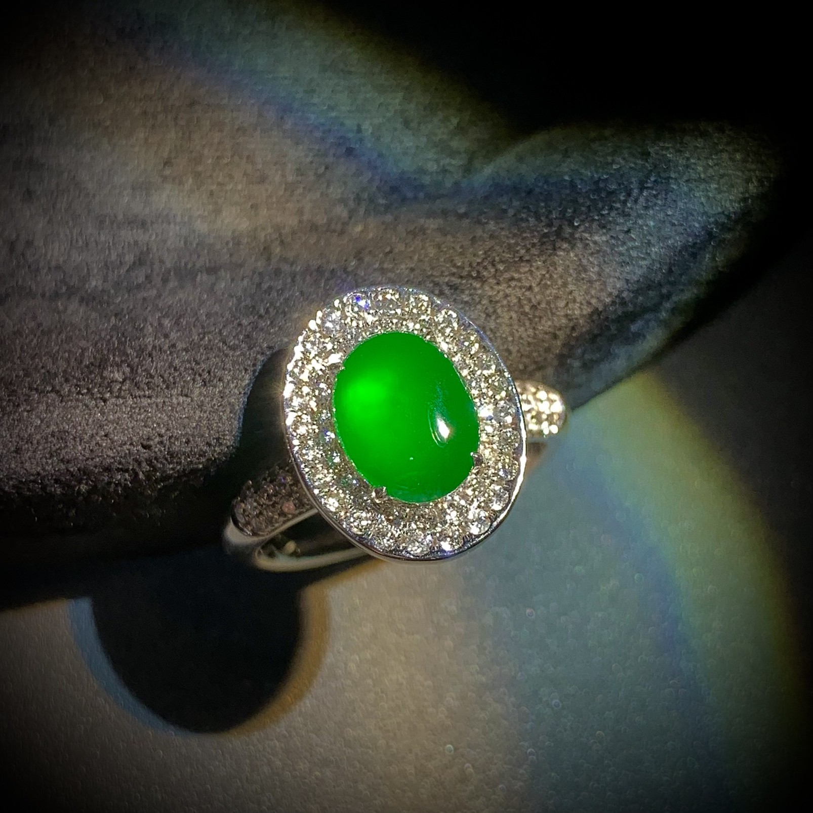 元宝风格设计，绿戒指，
裸石约8.8-6.6-2.2mm，
13#，4.95g，18K金，南非钻，