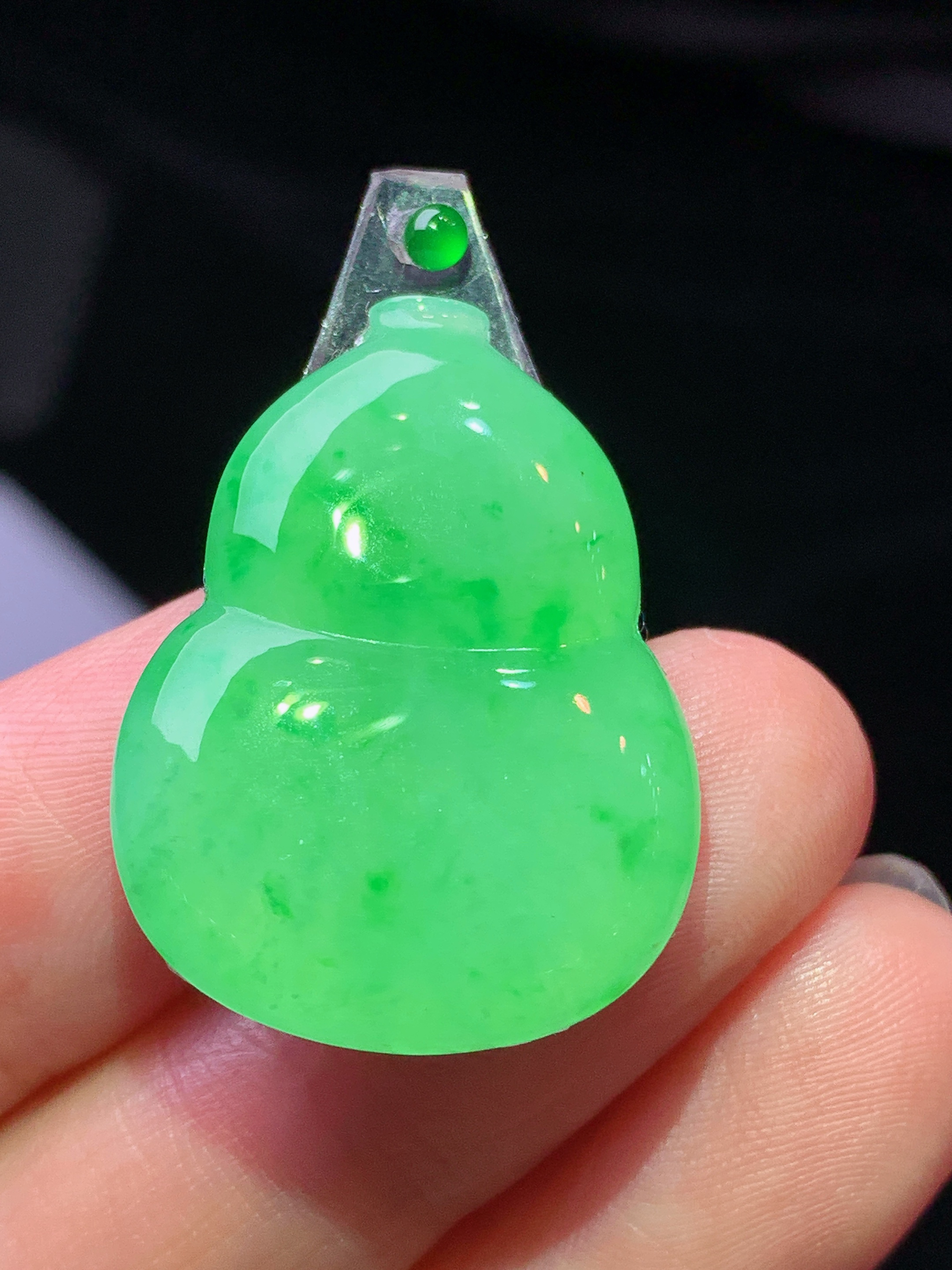 镶嵌款 翠绿葫芦吊坠 玉质细腻 色泽艳丽清新 水润亮眼 整体尺寸27.7*20.7*3.8*2x