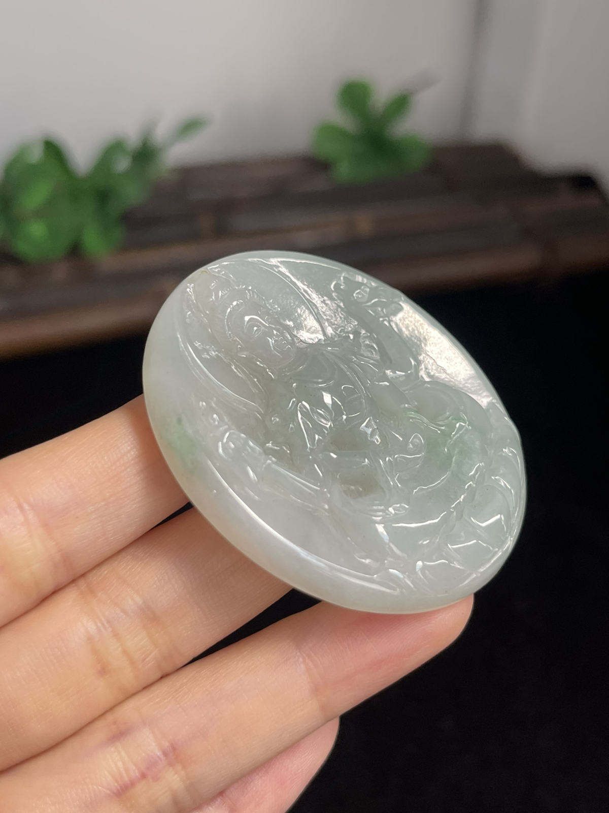 翡翠糯化种淡绿色挂件