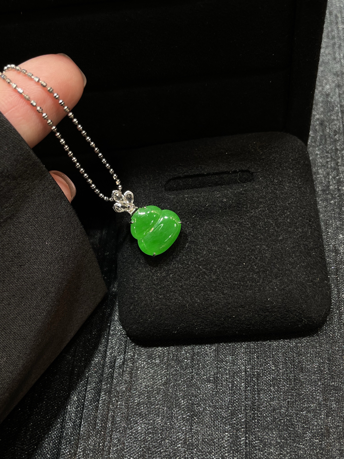 满色 正阳绿 mini葫芦吊坠

18k金简镶嵌