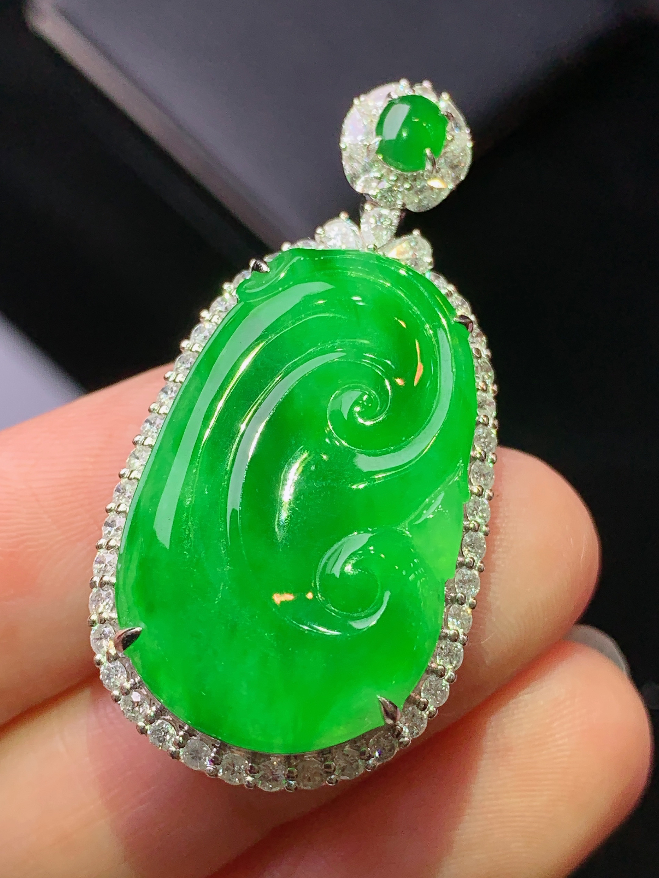 18k金钻镶嵌满绿如意吊坠 玉质细腻 色泽艳丽清新 水润亮眼 整体尺寸39*19.3*9.3z1