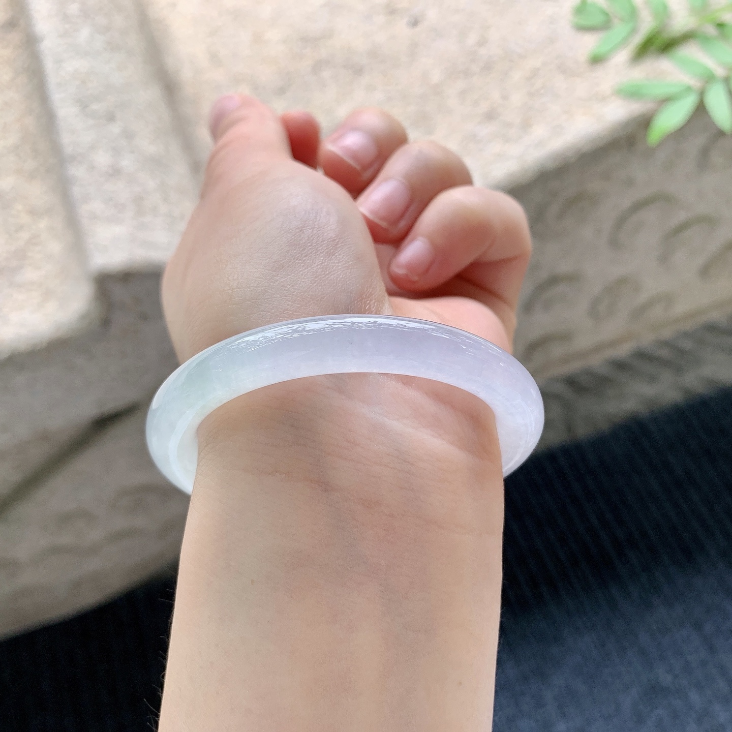 圆条49 50【圈口】50/7/7.8【编码】GL041048【描述】糯冰淡粉紫，水润，种老，细腻，打灯有棉线