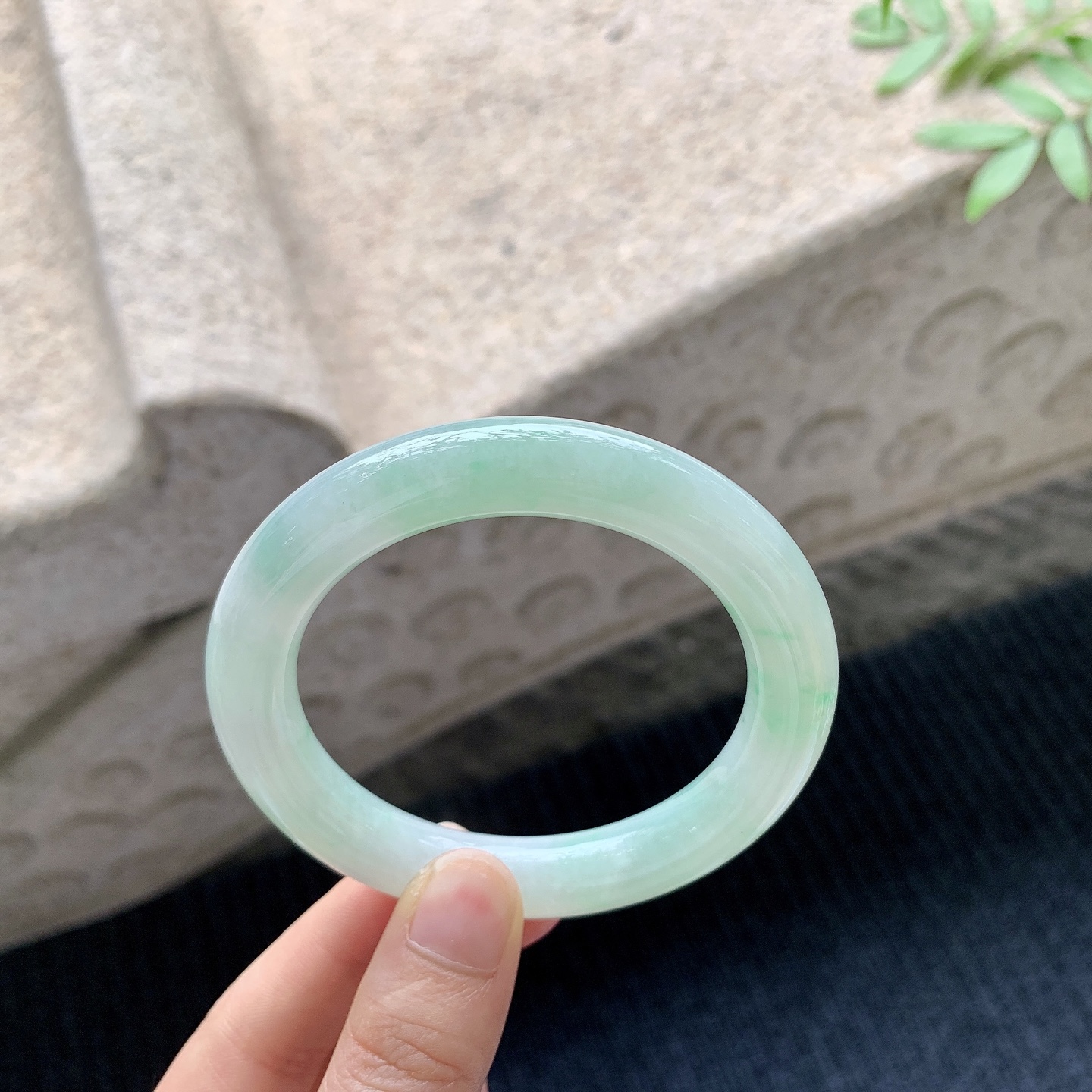 圆条54 55【圈口】55/10.7/10.6【编码】FL041049【描述】糯冰飘绿，水润，种老，细腻，打灯有棉线