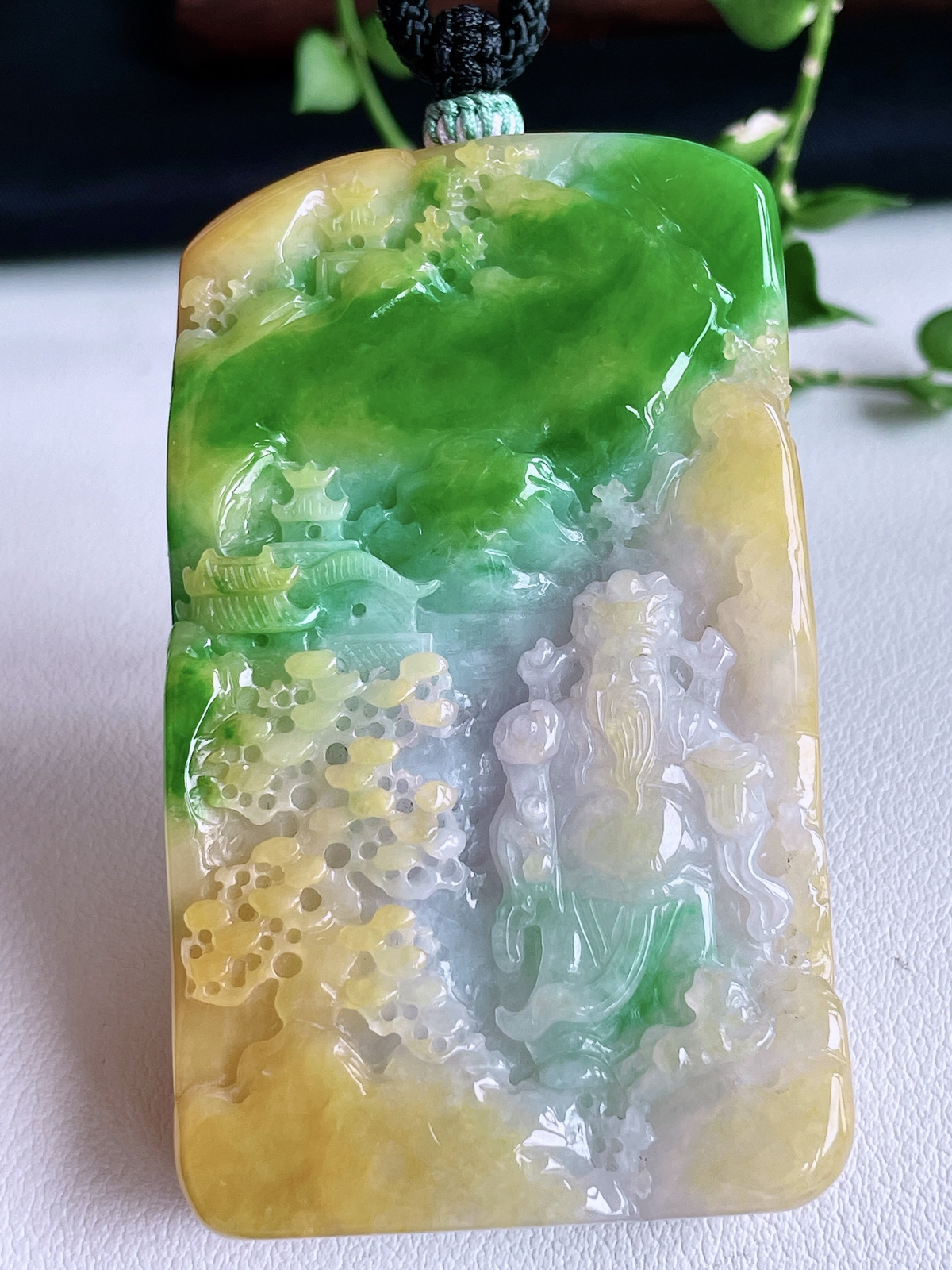 【裸石】冰黄加绿大山水牌财神爷牌吊坠
【说明】缅料 性价比高  
【尺寸】67.6-40.3-13