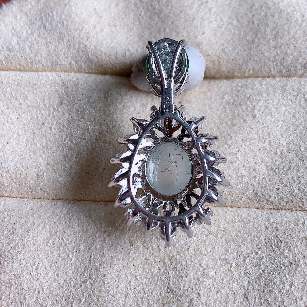 冰蛋面翡翠吊坠，质地细腻，清秀高雅，饱满圆润  款式大方经典，颜色鲜艳，沁人心脾，高质量精品   925银饰镶嵌 W502.8 整体尺寸：26.5-15-8.8mm   裸石尺寸：8.6-6.8mm