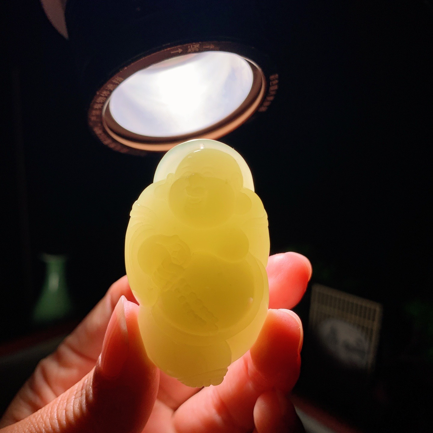 新疆若羌黄口料佛引福来挂件。尺寸52/30/19重40克 玉质细腻油润 底色纯净 脂粉好，品质好。lt260407