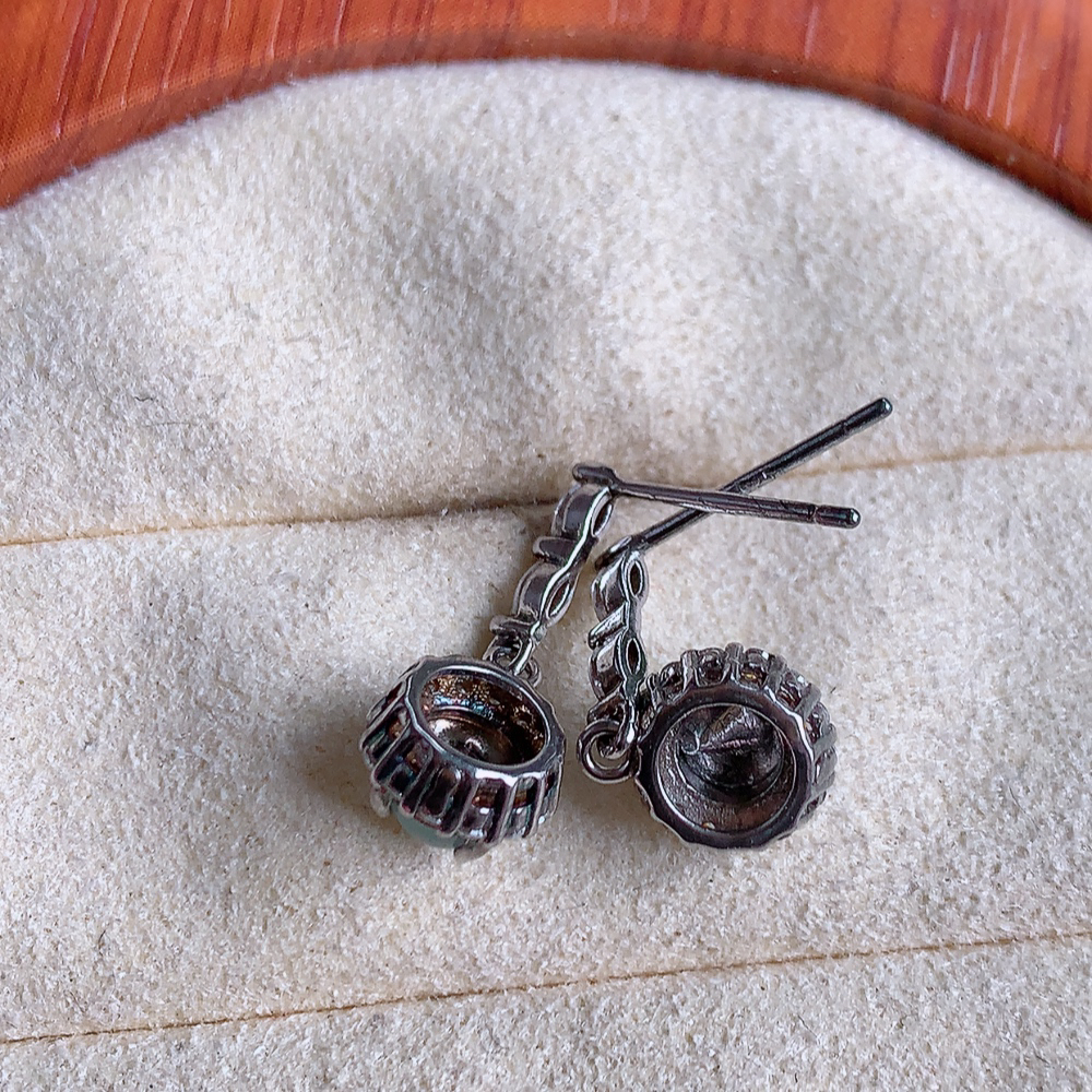 冰晴水翡翠925银镶嵌耳钉，自然光实拍，翠色灵动，颜色漂亮，种老水足，品相佳，佩戴佳品！W481.8  取一整体尺寸：16.5-7.5-5.8mm  裸石尺寸：4.5mm