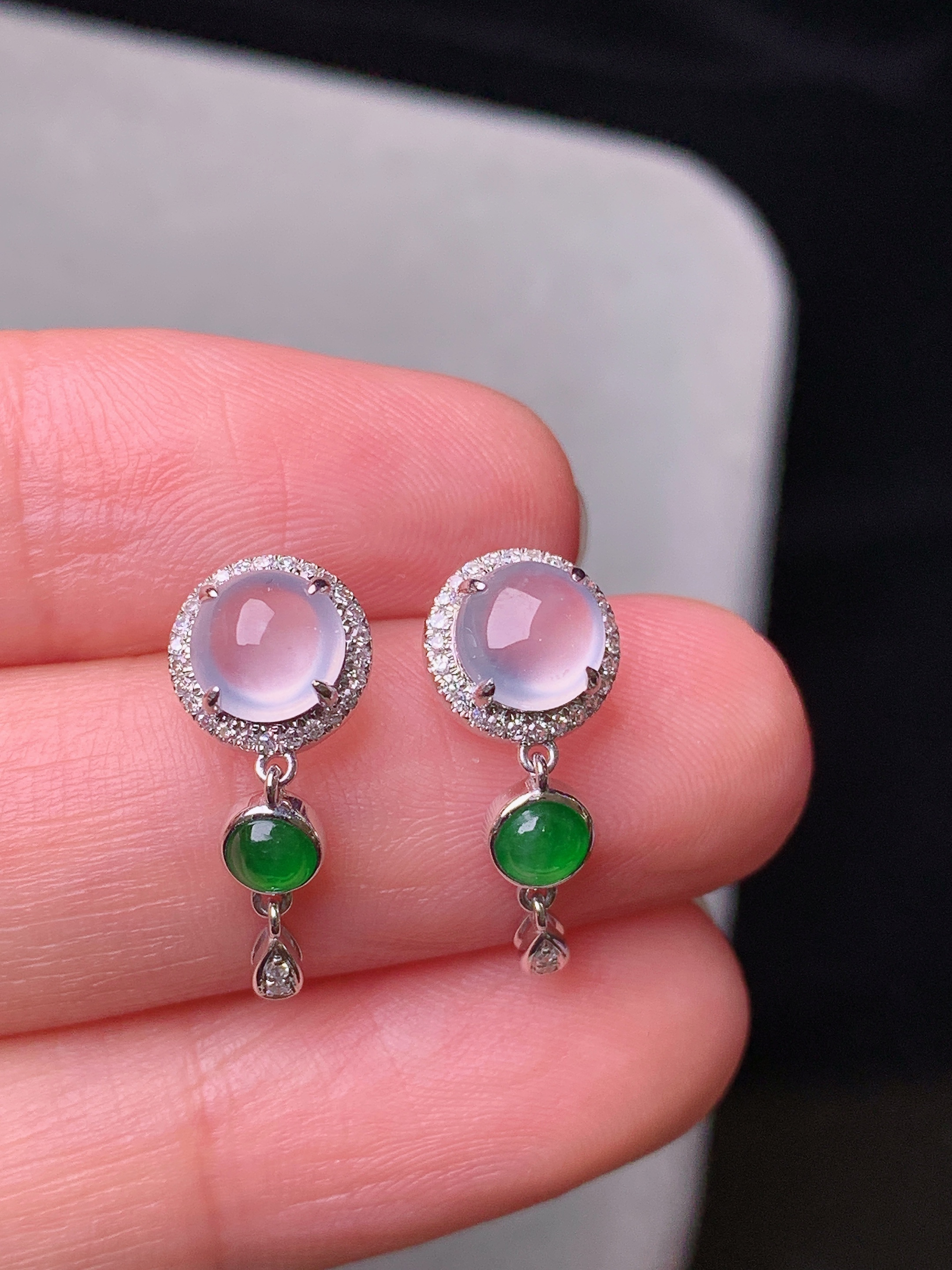 18k金钻镶嵌冰种耳钉 玉质细腻 色泽艳丽清新 水润亮眼 整体尺寸18*7.6*4.5b2