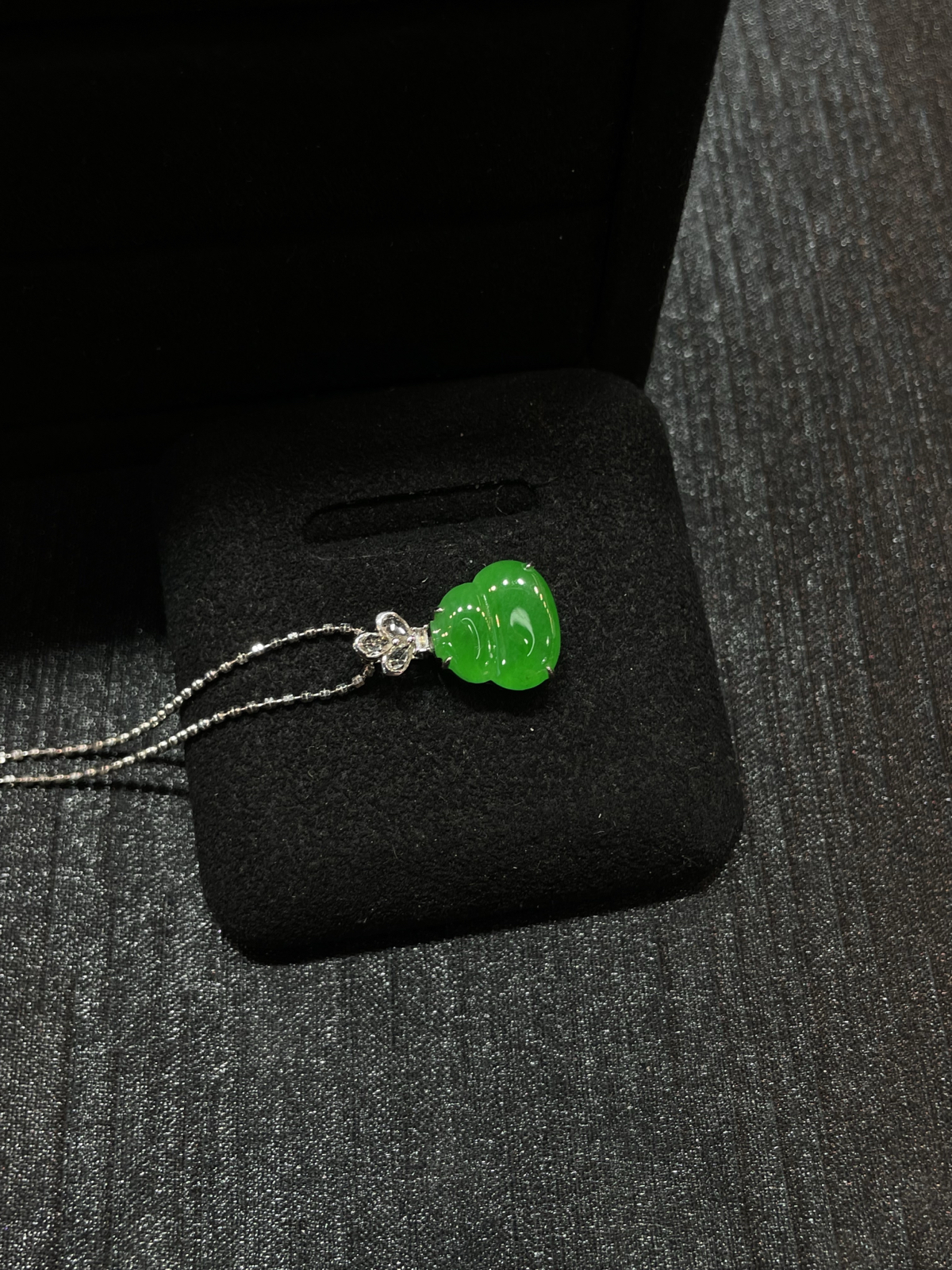 满色 正阳绿 mini葫芦吊坠

18k金简镶嵌